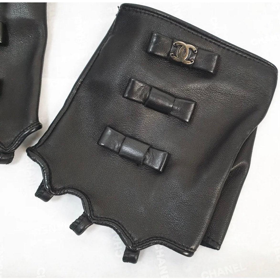 NWOB CHANEL Lammfell Schwarz CC Logo Bogen Fingerlose Handschuhe Fäustlinge  -7.5 Damen im Angebot