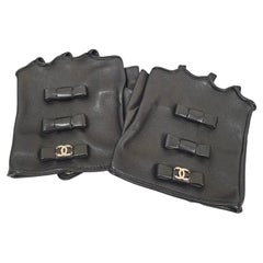 NWOB Chanel in pelle d
agnello nera con logo a forma di fiocco Guanti senza dita  -7.5