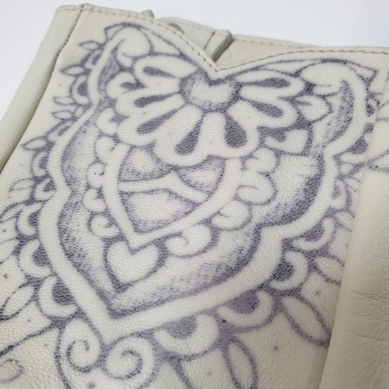 Erhöhen Sie Ihren Stil mit diesen schönen und seltenen fingerlosen Handschuhen von Chanel! Diese Handschuhe sind aus weichem, weißem Lammleder gefertigt und mit einem einzigartigen blauen Henna-Muster versehen. Diese von Karl Lagerfeld entworfenen