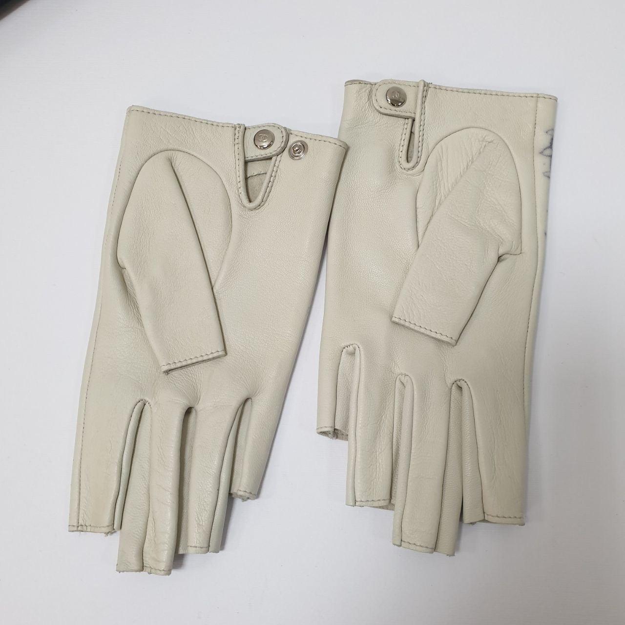 NWOB Chanel Lammfell Fingerlose Handschuhe - Größe 7 (Grau) im Angebot