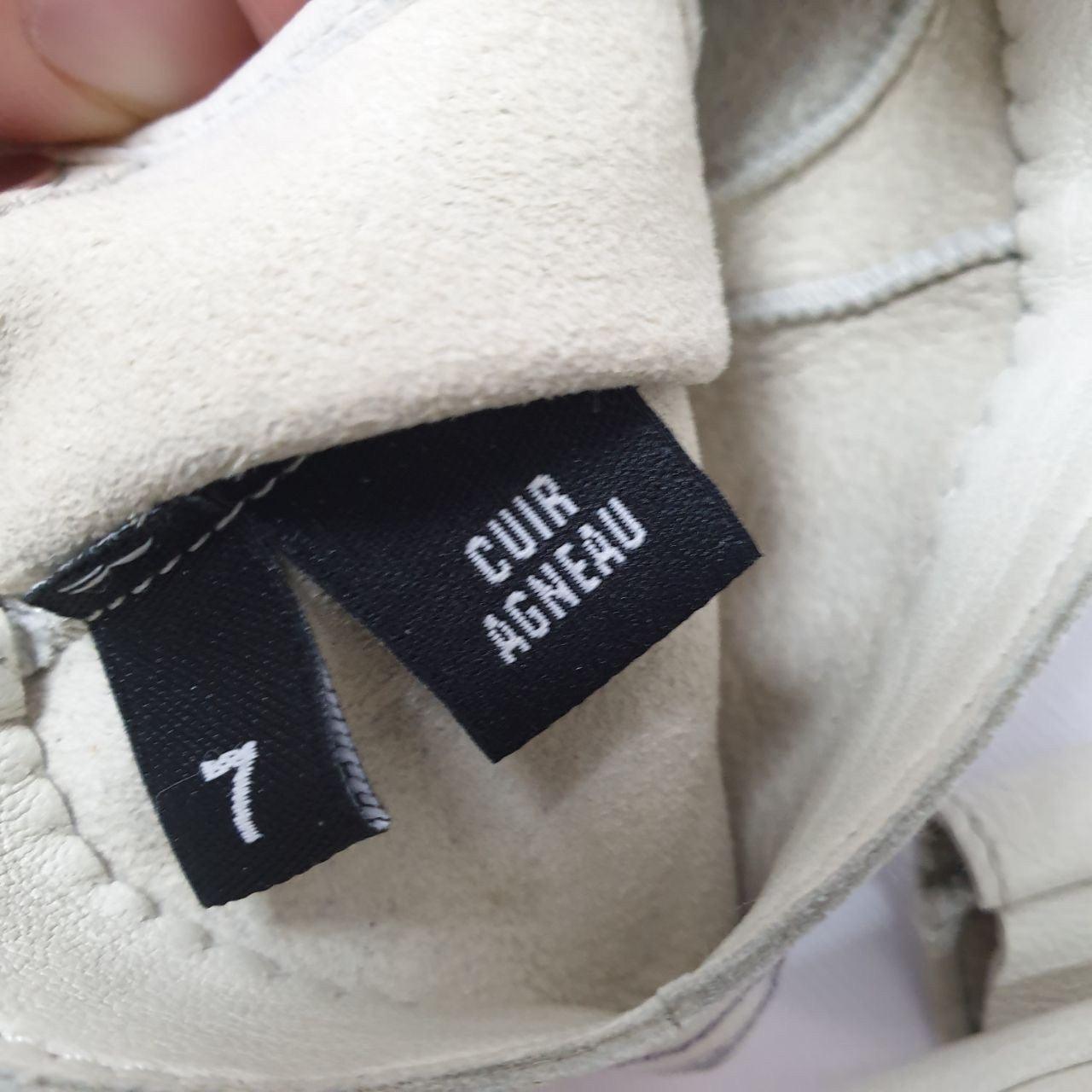 NWOB Chanel Lammfell Fingerlose Handschuhe - Größe 7 im Zustand „Neu“ im Angebot in Krakow, PL