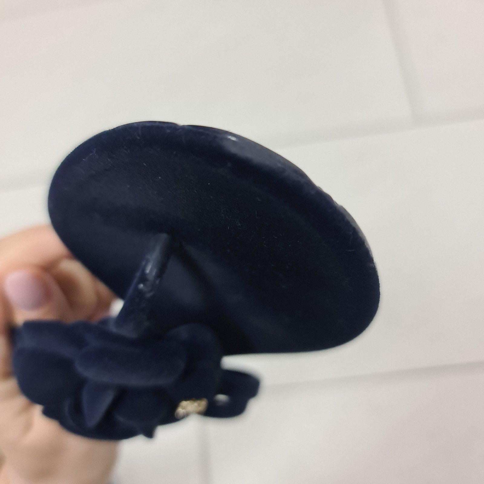 NWOB Chanel Navy Blue Velour Camellia Thong Flip Flops In New Condition For Sale In Krakow, PL