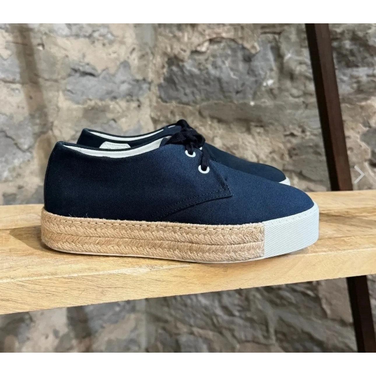 Gehen Sie stilvoll aus mit diesen atemberaubenden, neuen HERMES navy Low-Cut Sneakers Espadrilles in Größe 39. Diese Schuhe vereinen die Eleganz von Hermes mit dem Komfort von Espadrilles und sind damit die perfekte Ergänzung für Ihre Garderobe.