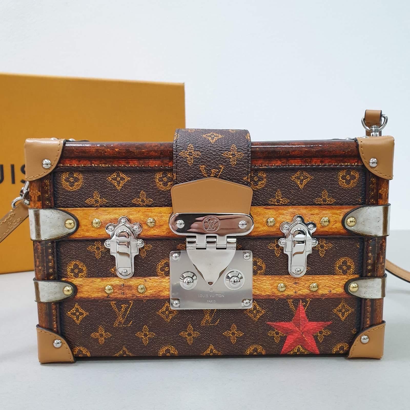 Jedes Detail der Petite Malle Handtasche ist von der Geschichte der Louis Vuitton Koffer inspiriert: die Form, das Monogram Reverse Canvas, das goldfarbene Schloss und die Beschläge - sogar das Schaffellfutter greift ein klassisches Motiv des Hauses