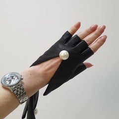 NWOT Chanel Black Lambskin Leather Faux Pearl Fingerless Gloves Sz. 7