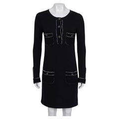 Robe Chanel en cachemire noir avec boutons emblématiques, taille FR 36, neuve