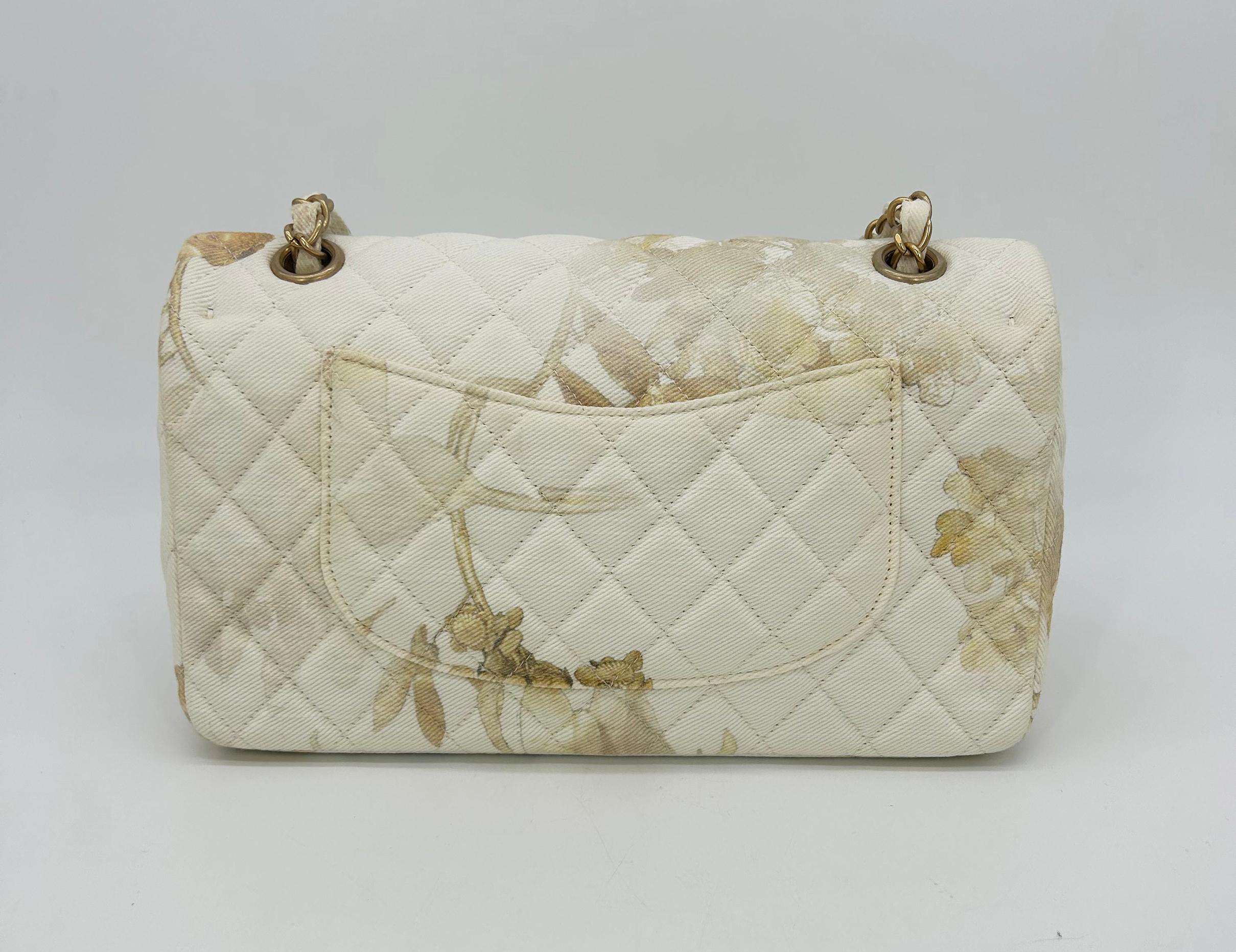 NWOT Chanel Denim Estampado Floral Doble Solapa Clásico Mediano 2.55 Marrón en venta