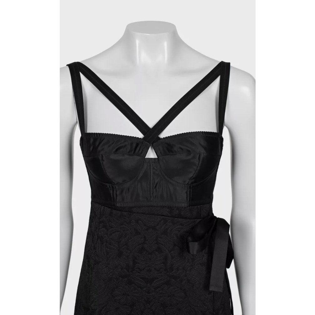 Superbe robe corset en jacquard noir Dolce & Gabbana. Cette robe incarne la sensualité italienne et une confection impeccable.



Elle est dotée d'un corsage structuré et d'une silhouette moulante. Une délicate fermeture à glissière au dos avec un