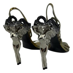 NWOT Automne-Hiver 2010 Alexander McQueen « Angels & Demons » Sandales à talons métallisées avec motifs figuratifs