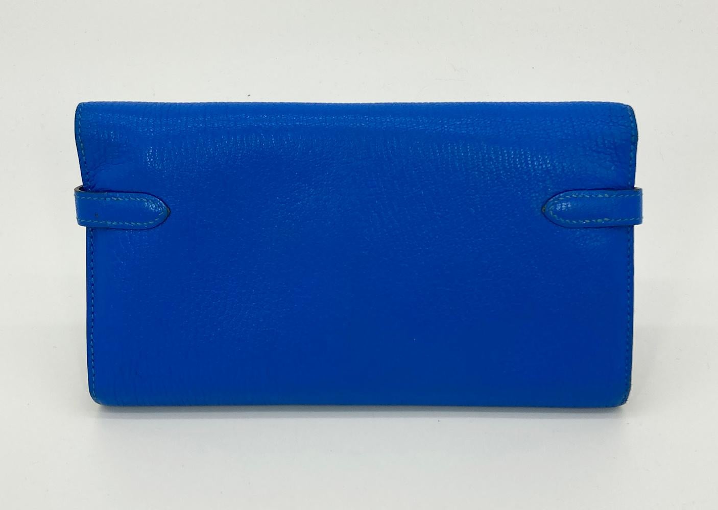 Hermes Kelly Classic Wallet Mysore Bleu Electrique in excellent condition. Bright blue electrique mysore leather exterior trimmed with silver palladium hardware. Signature kelly twist double strap closure opens to a matching blue leather interior
