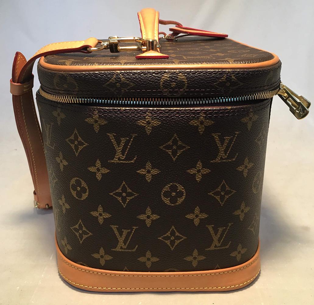 NWOT Louis Vuitton Nice Monogram Travel Train Case in like new condition. Signature monogram canvas exterior trimmed with tan leather and brass hardware. Adjustable, removable belt shoulder strap included. Top double zip closure opens to a beige