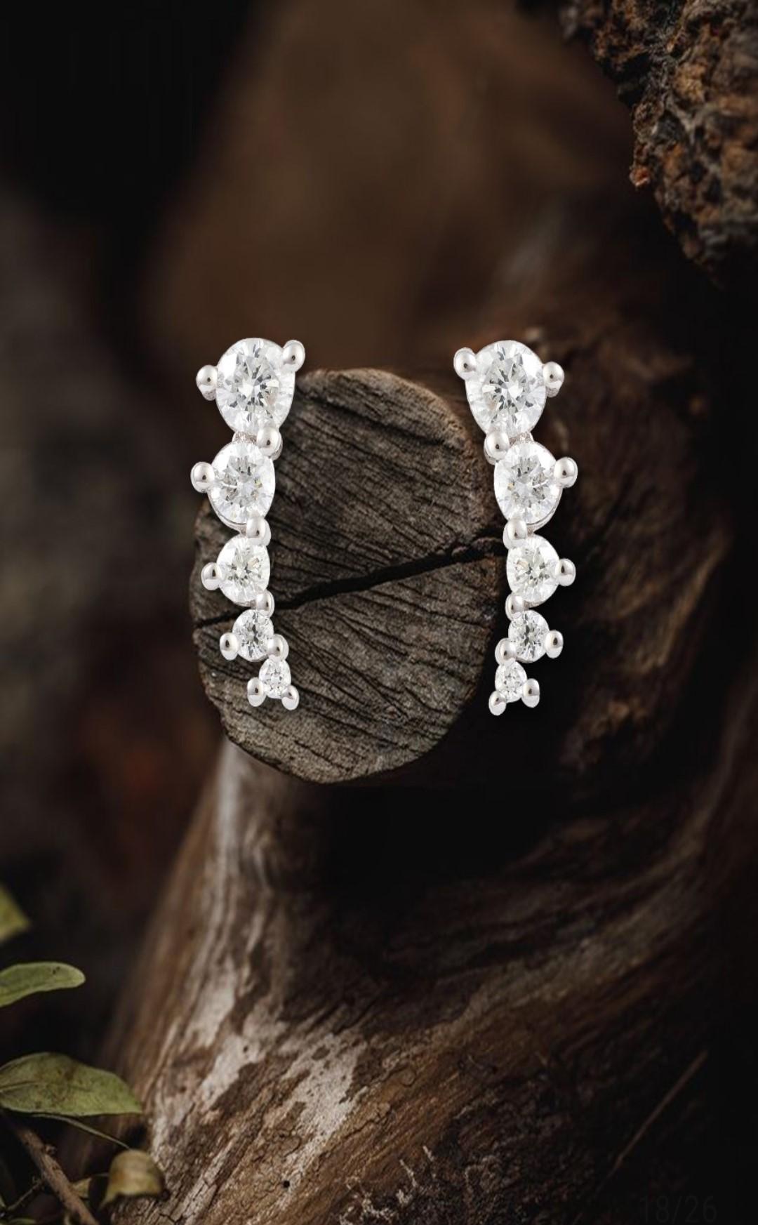 L'article suivant que nous offrons est ces magnifiques boucles d'oreilles en or blanc 18KT en forme de diamants ronds, brillants et fantaisistes, qui tombent en cascade. Chaque boucle d'oreille est délicieusement ornée d'un magnifique halo de
