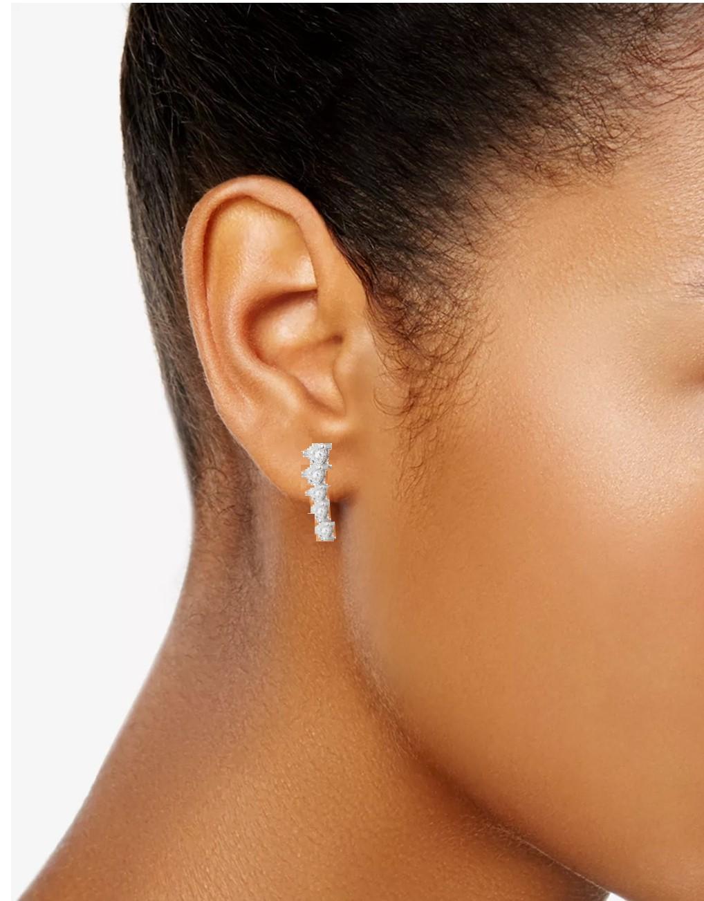 Taille ronde NWT $1, 900 Boucles d'oreilles pendantes en or 18 carats avec diamants fantaisie et scintillants en vente