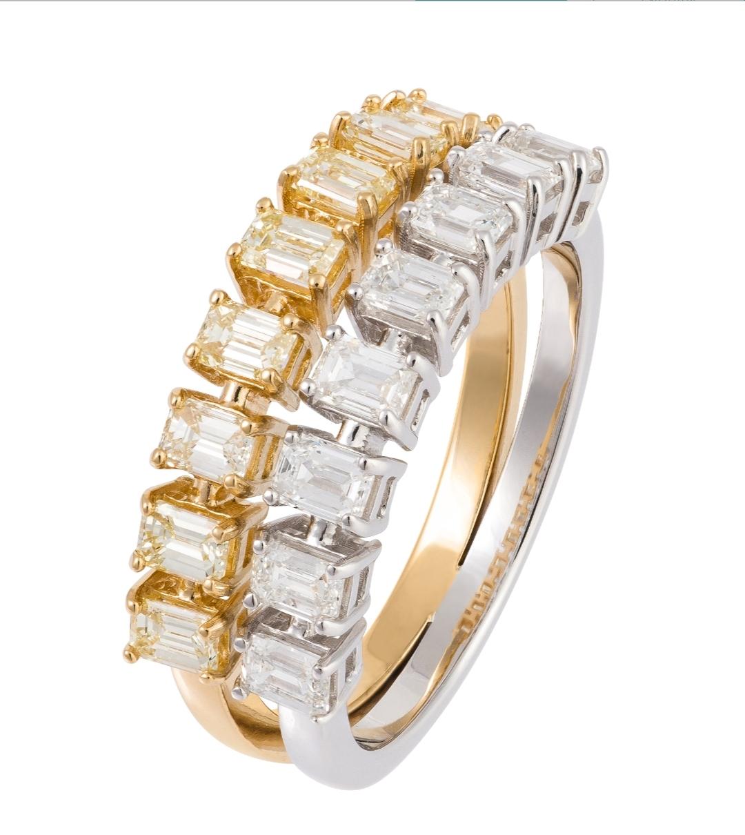 L'article suivant que nous offrons est ce Rare Important Radiant 18KT White Diamond Yellow Diamond Gorgeous Glittering and Sparkling Magnificent Fancy Diamond Ring. La bague contient environ 2CTS de beaux diamants fantaisie scintillants ! Cette