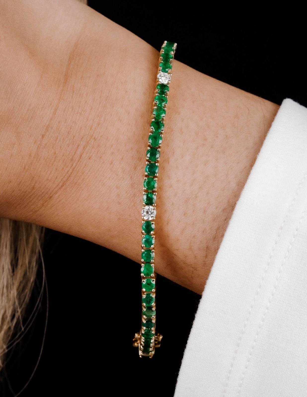 Emerald Cut NWT $10, 500 18KT Gold Glittering Fancy Green Emerald Diamond Tennis Bracelet For Sale
