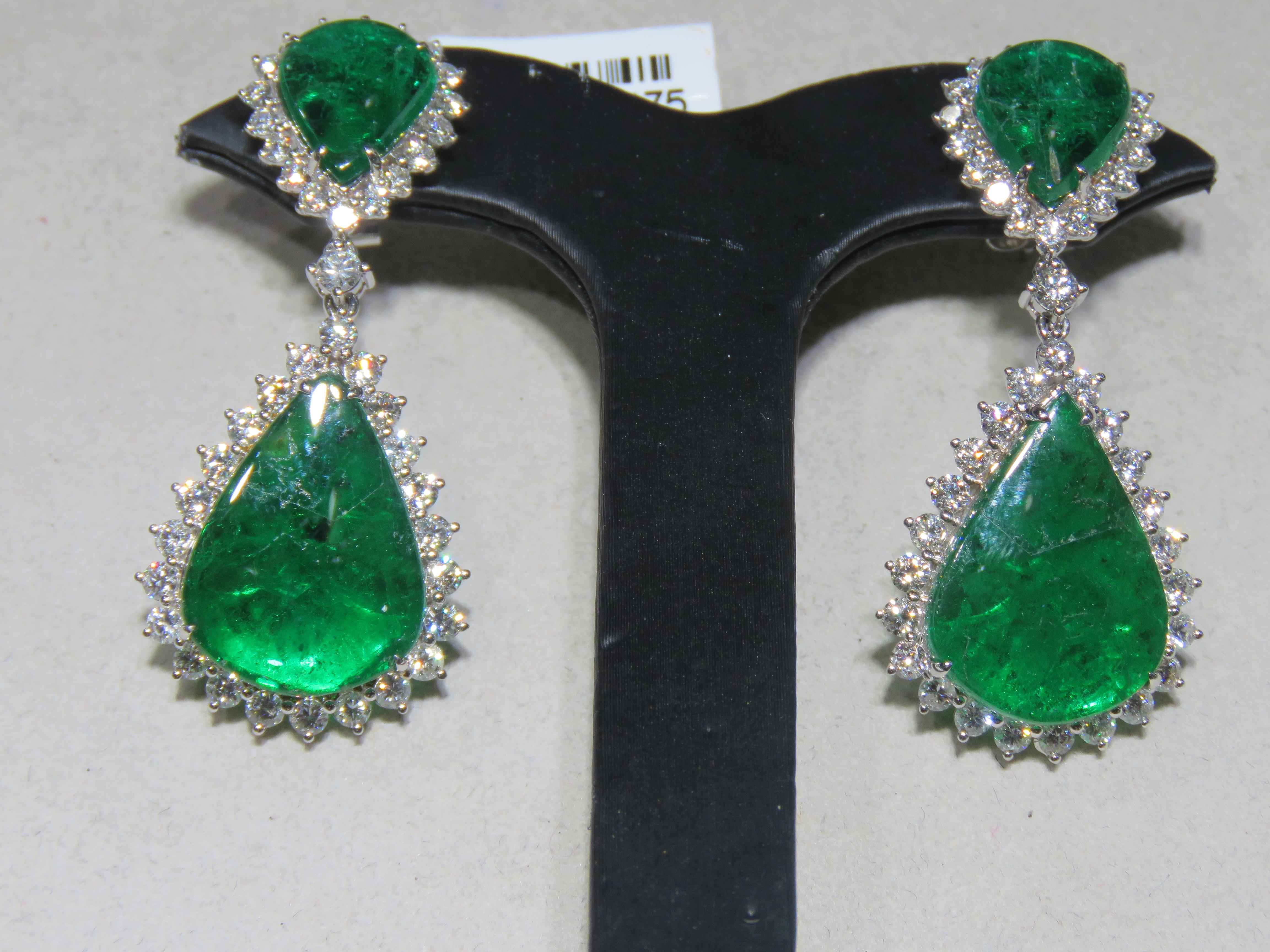 Il seguente articolo è un paio di rari penzoloni in oro 18KT con smeraldo e diamante. Gli orecchini sono composti da splendidi orecchini con diamante verde smeraldo finemente incastonati!!! T.C.W. Circa 27.50CTS.  Questi splendidi orecchini sono una