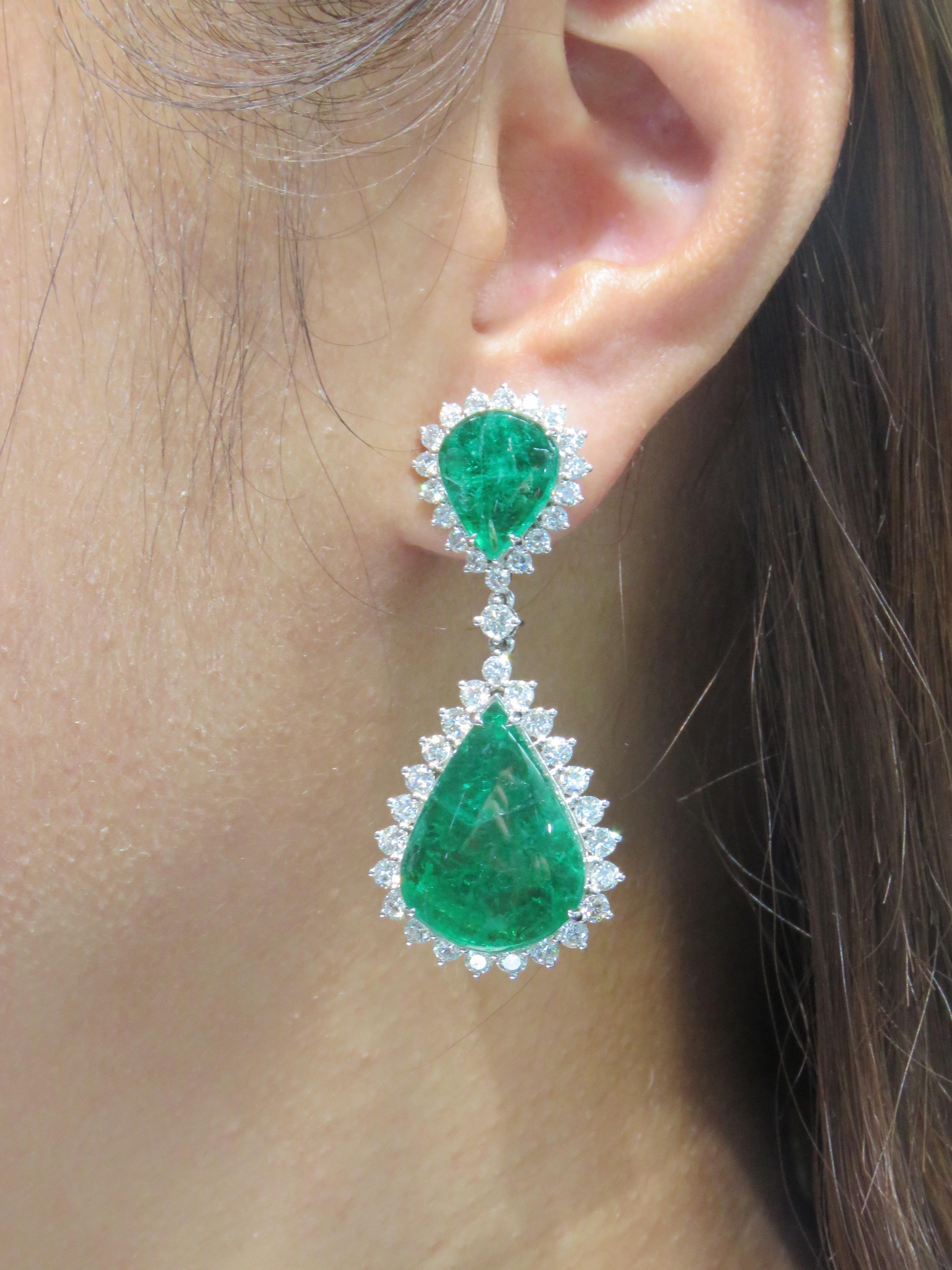 NWT $102, 000 18KT Orecchini a goccia con diamante e smeraldo verde scintillante In condizioni Nuovo in vendita a New York, NY
