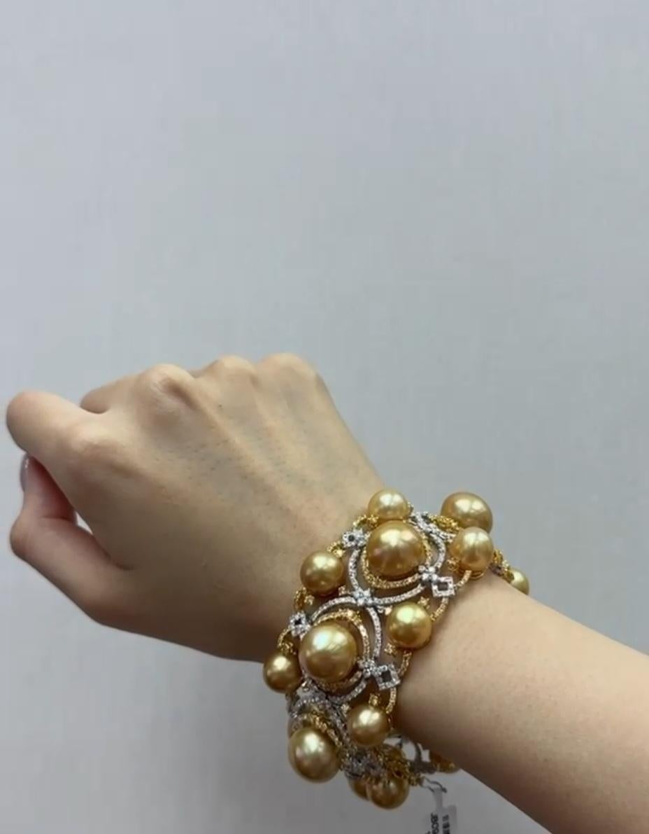 Das folgende Element, das wir anbieten, ist dieses schöne seltene wichtige 18KT Gold Fancy große goldene Perle und Fancy gelbe Diamant-Armband. Das Armband besteht aus prächtigen 10-14MM hochglänzenden großen AA-AAA GOLDEN PRISTINE SOUTH SEA PEARLS,