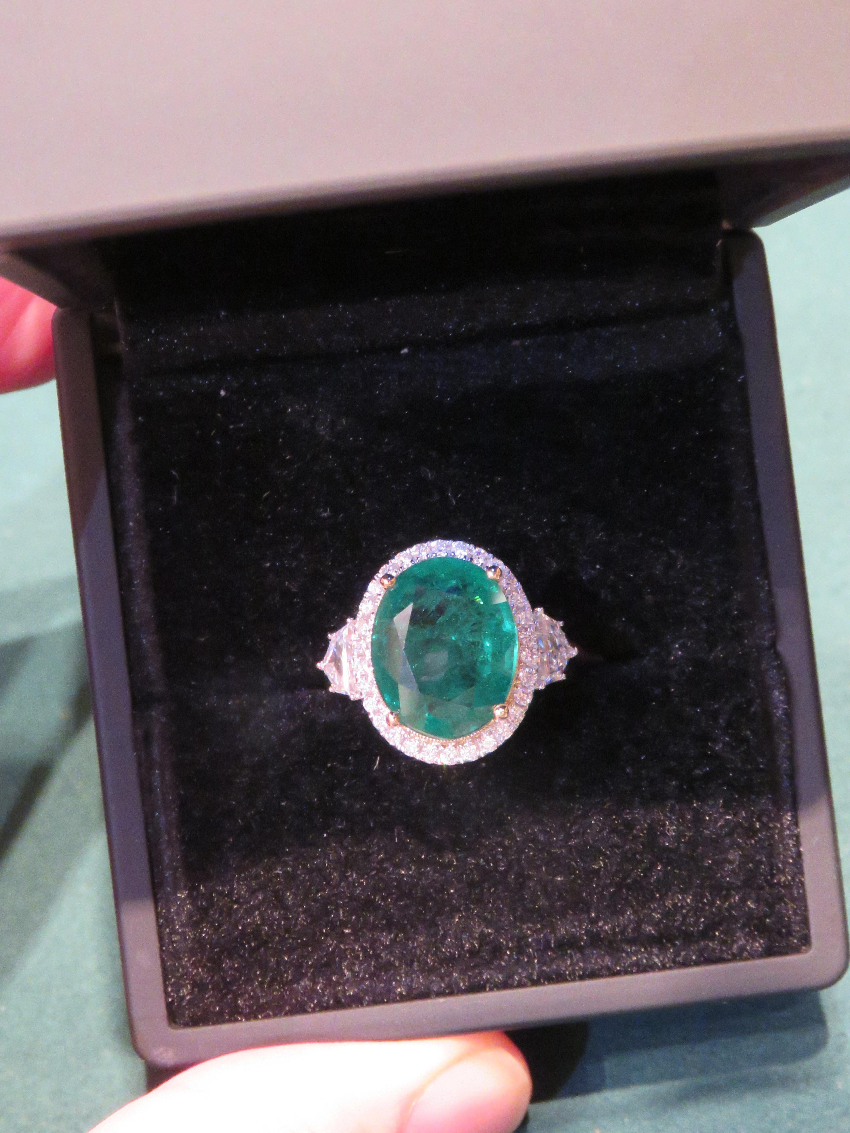 Mixed Cut NWT $107, 546 18KT Gold Gorgeous Large Fancy Natural Emerald Diamond Ring For Sale
