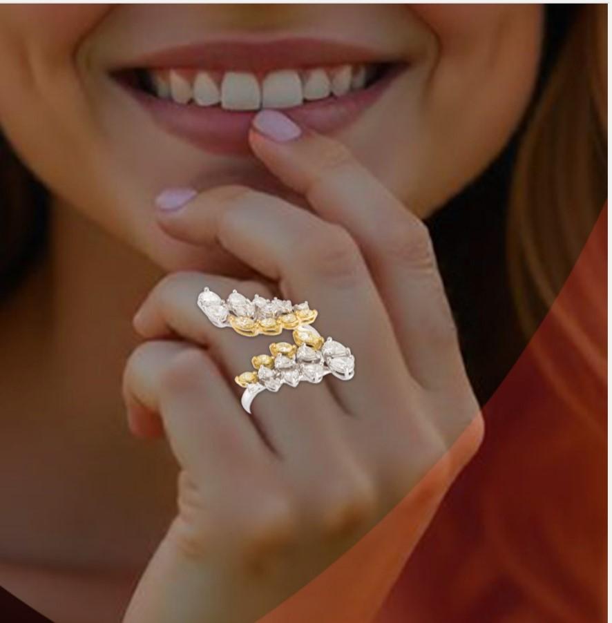 NEU $11, 500 18KT Gold Crossover-Ring mit gelbem Fancy-Diamant und weißem Diamant (Gemischter Schliff) im Angebot