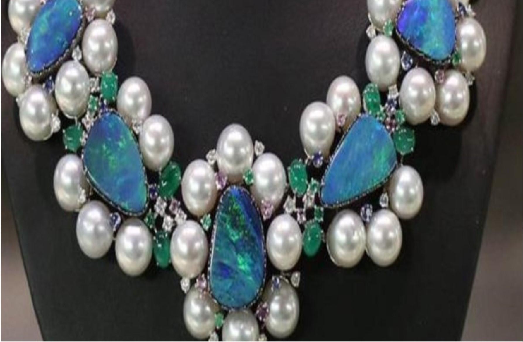 NEU $110, 000 18KT Halskette, Schwarzer Opal Fancy Schwarzer Opal Saphir Smaragd Perle Halskette (Gemischter Schliff) im Angebot