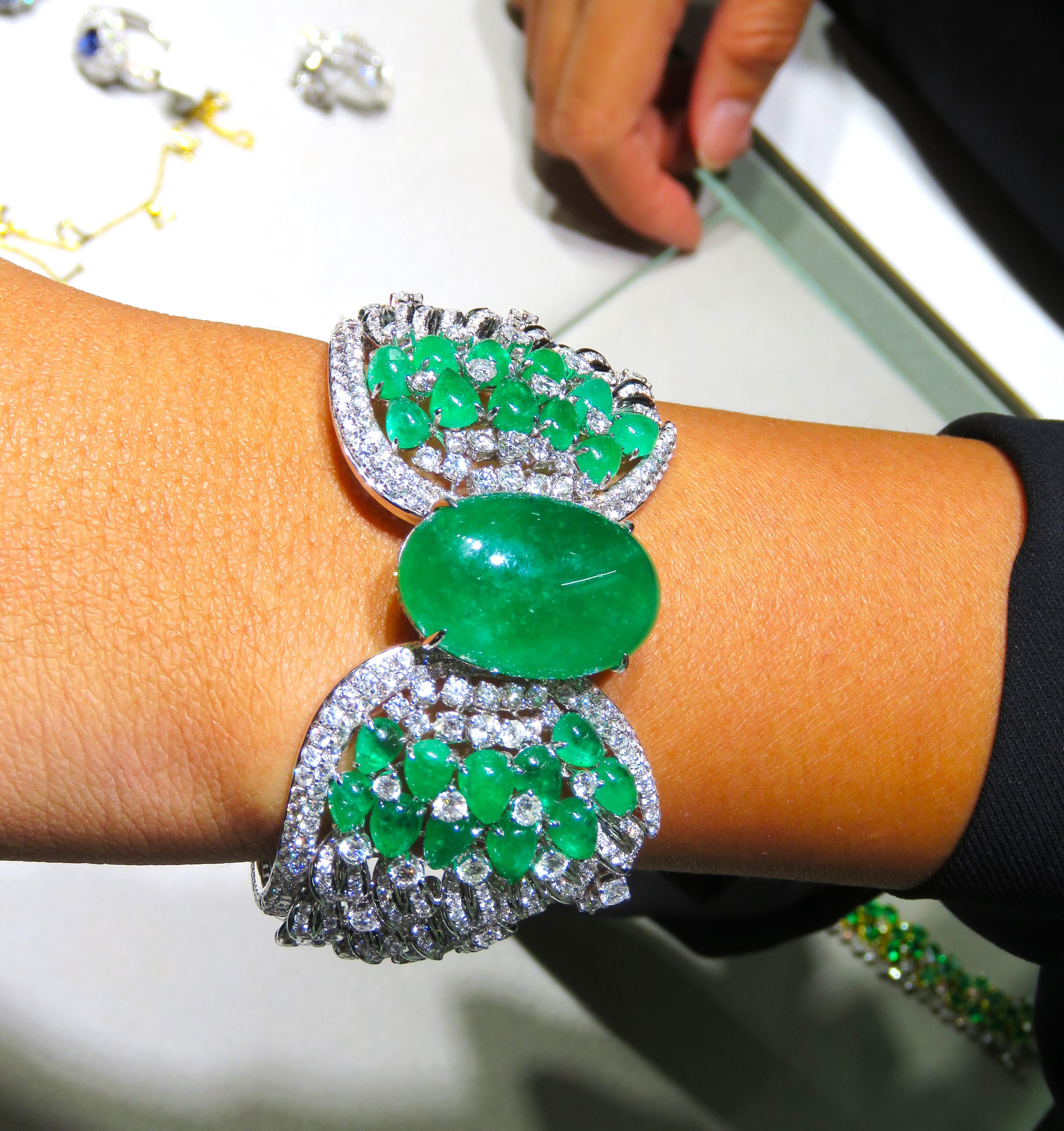 Mixed Cut NWT $110, 000 18KT Gold Gorgeous Fancy Lrg Emerald Diamond Cuff Bangle Bracelet For Sale