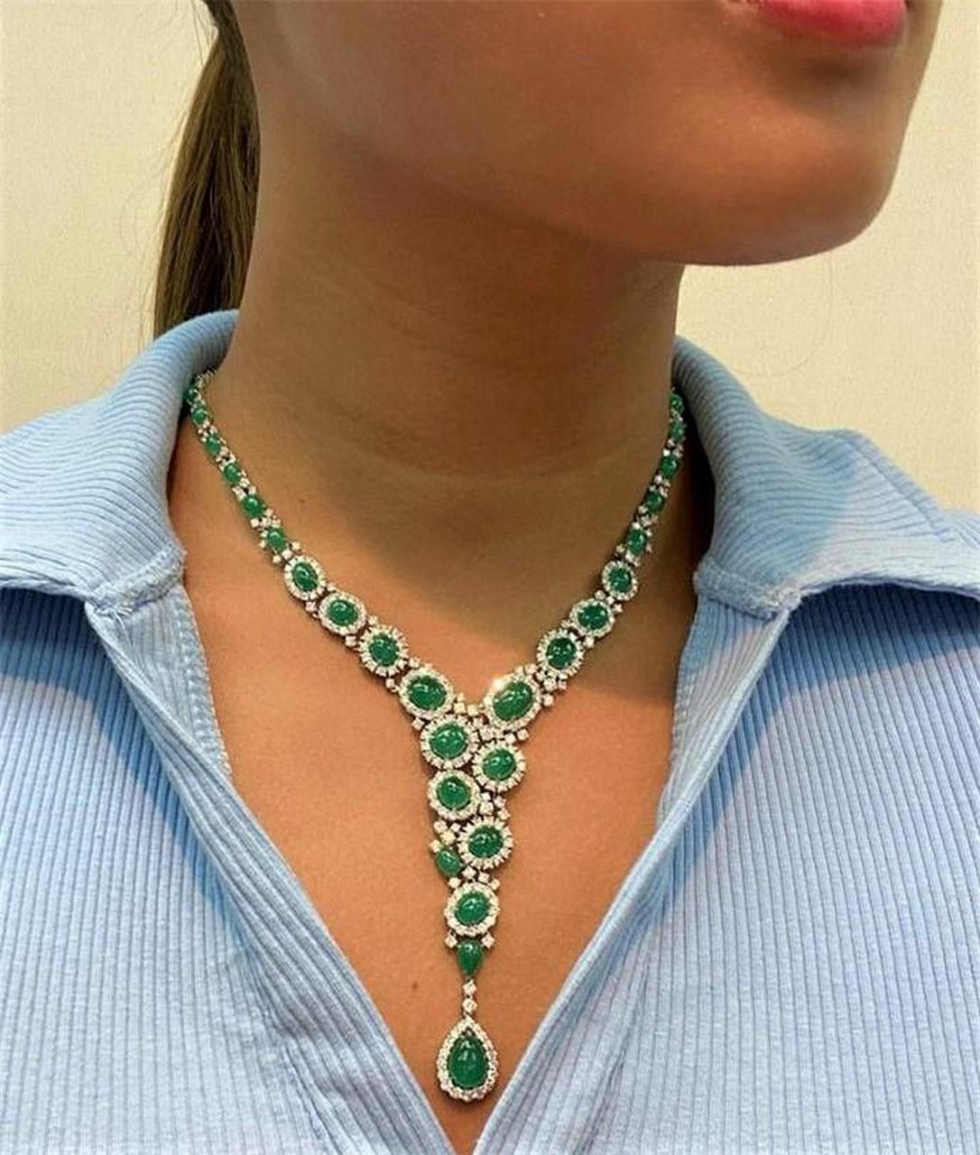L'article suivant que nous vous proposons est un collier en or blanc 18KT Rare Large Cabachon Emerald and Diamond Necklace. Le collier est composé d'émeraudes de Cabachon et de diamants finement sertis et scintillants !!! A.C.C. Approx 45CTS !!! Les
