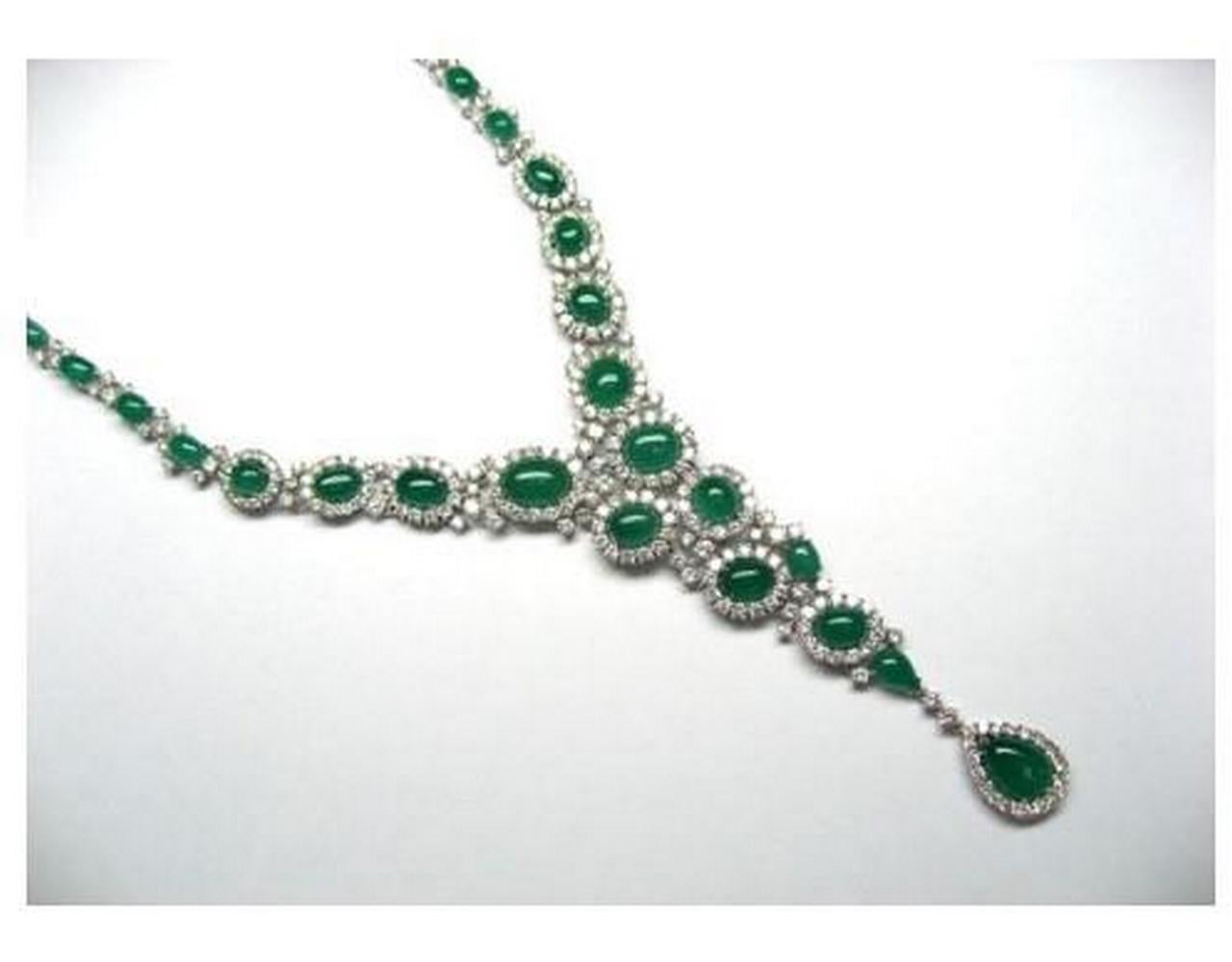 Taille mixte Collier pendentif d'importance en or 18 carats avec émeraude cabochon et diamants, 110 000 $, nouveau avec étiquette en vente