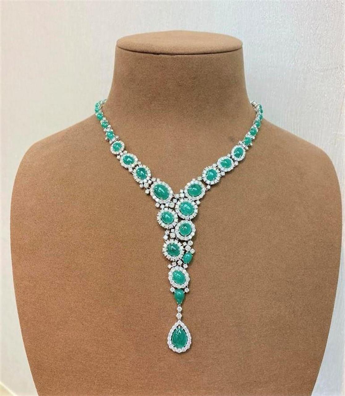 Collier pendentif d'importance en or 18 carats avec émeraude cabochon et diamants, 110 000 $, nouveau avec étiquette Neuf - En vente à New York, NY