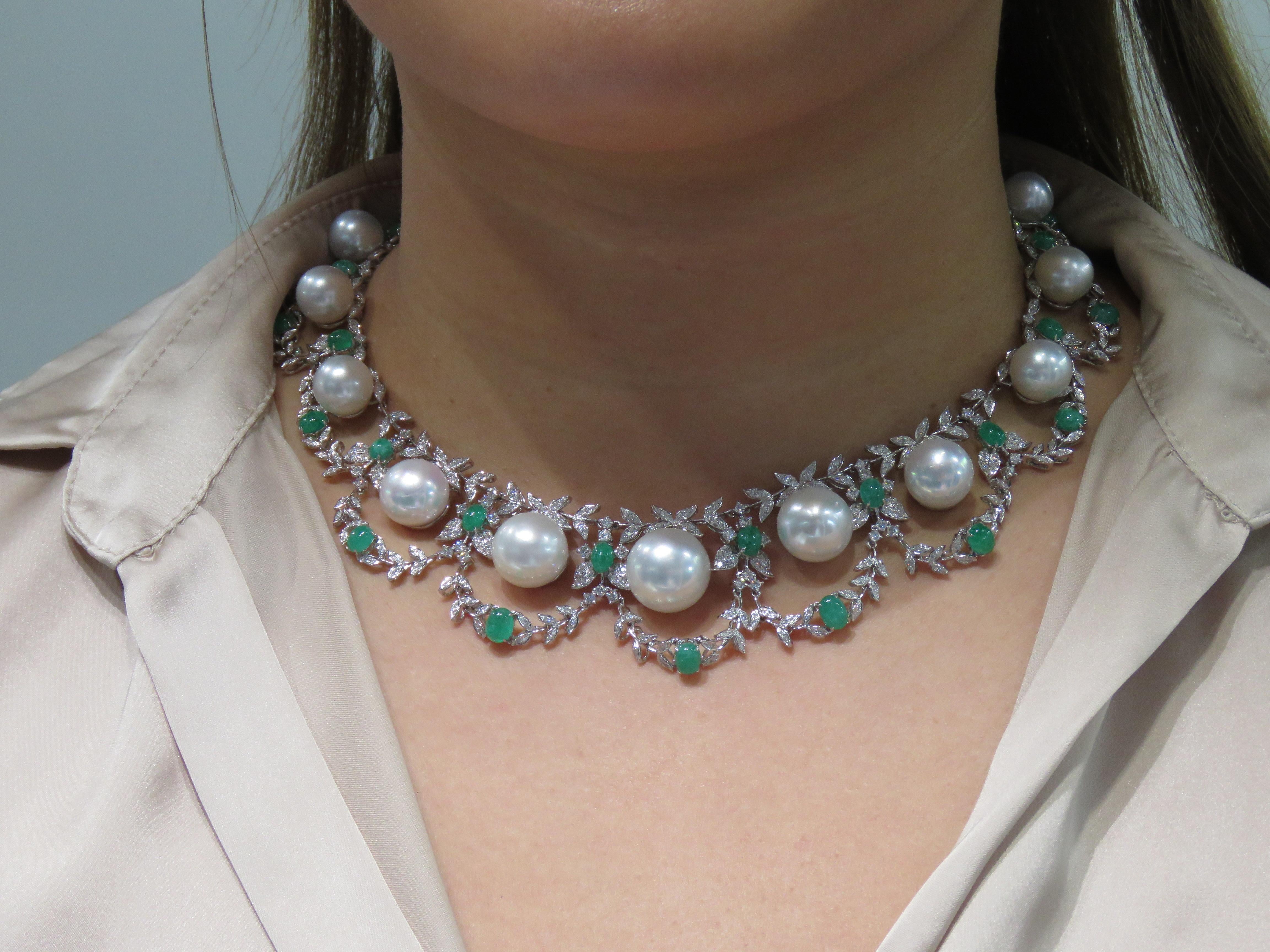 NEU $113, 900 18KT Große Südseeperlen-Halskette mit Smaragd-Cabochon, Fancy Diamant, Smaragd, Cabochon (Gemischter Schliff) im Angebot