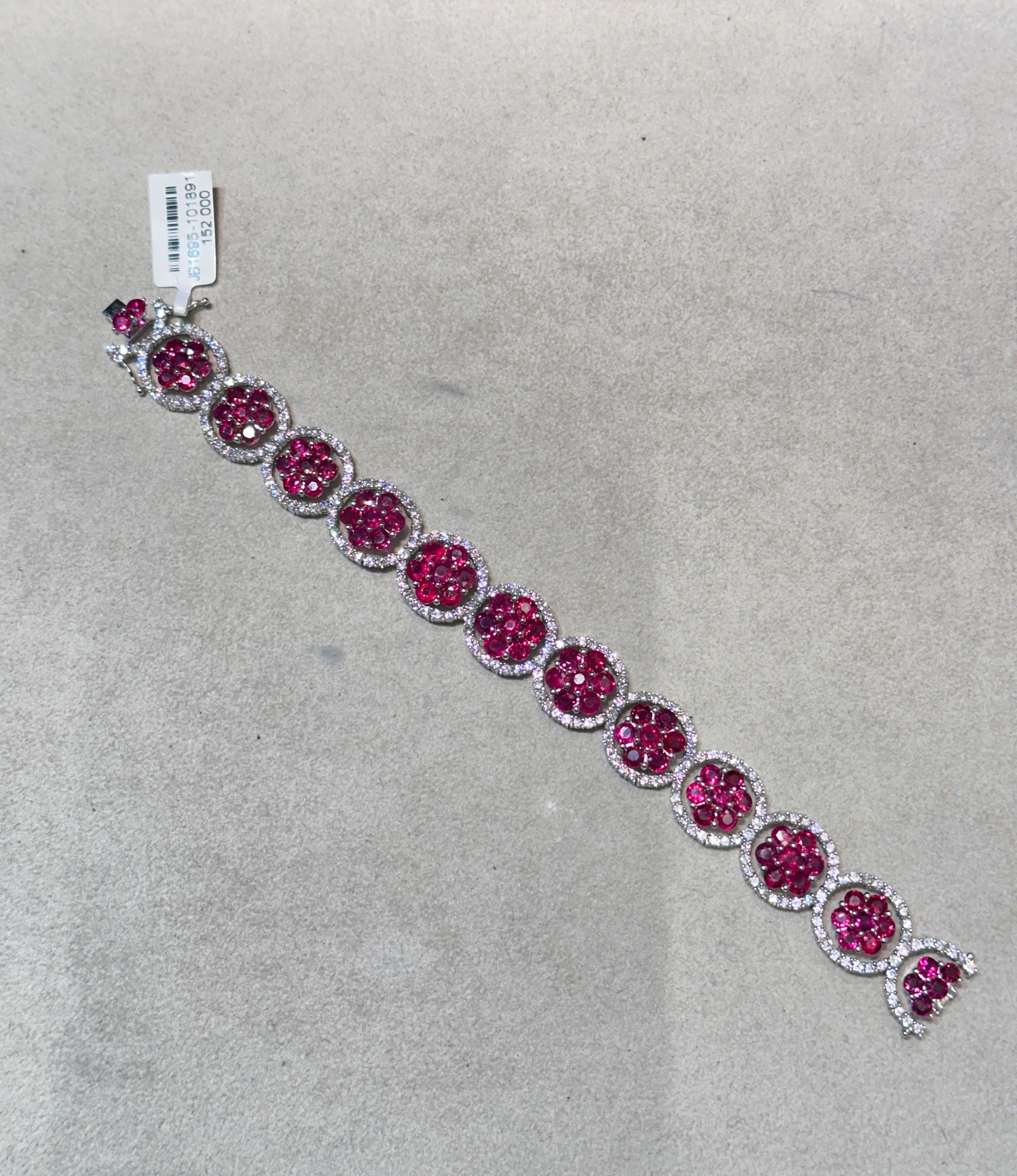 Il seguente articolo che offriamo è questo raro e importante radiante in oro 18KT  e Platino Splendido e scintillante Bracciale di Rubini e Diamanti Burmesi Naturali Rari e Fantasiosi. Il bracciale contiene circa 27 carati di splendidi rubini e