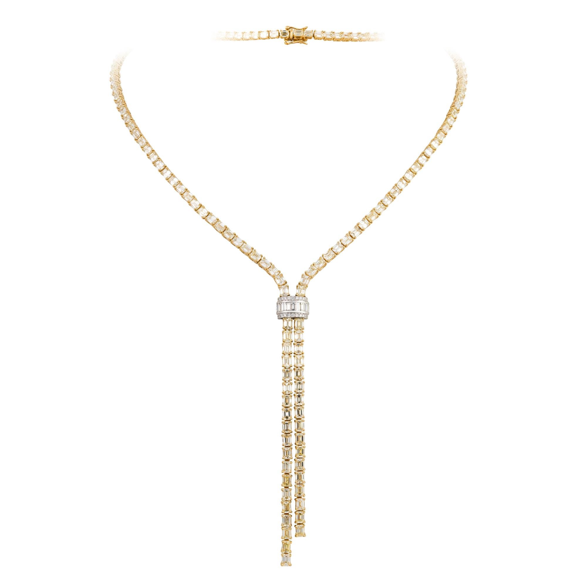 Il seguente oggetto è un'importante e rara collana con nappe in oro 18KT con diamanti gialli e bianchi. T.C.W. circa 28.50CTS!!!  
Questa splendida collana è un raro campione di un produttore privato che vendeva a importanti hotel e gioiellerie Five