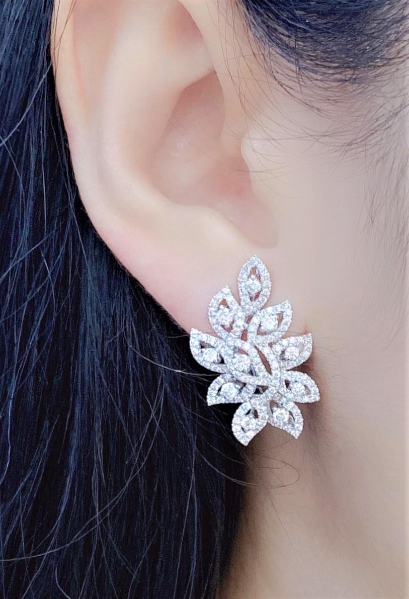 Taille ronde NWT $11,969 Or 18KT Rare Fancy Gorgeous Glittering Leaf Diamond Earrings (Boucles d'oreilles en diamant feuille scintillante) en vente