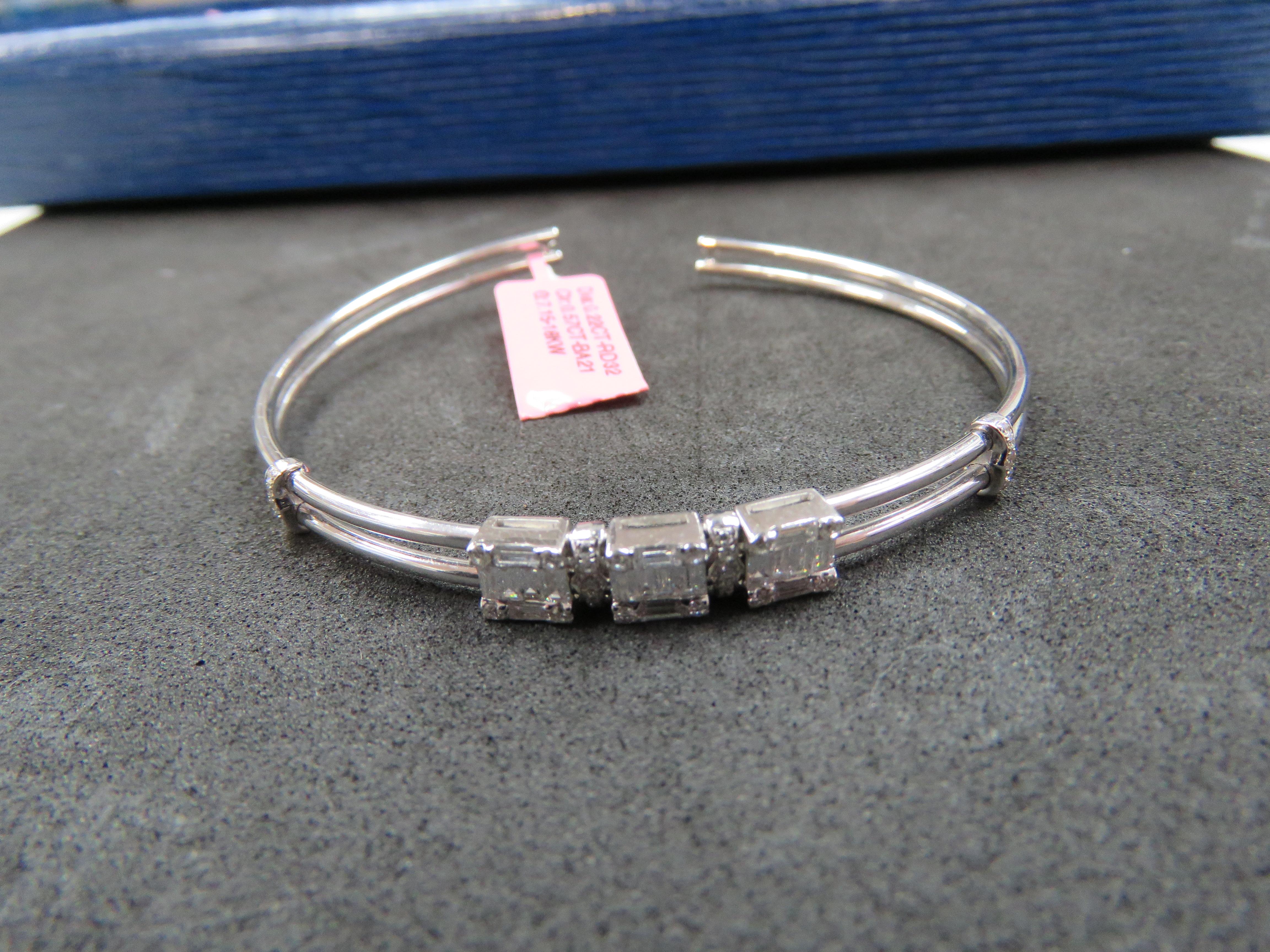 Taglio misto NWT $12, 200 Bracciale in oro 18KT con diamanti baguette e trilioni di fantasia in vendita