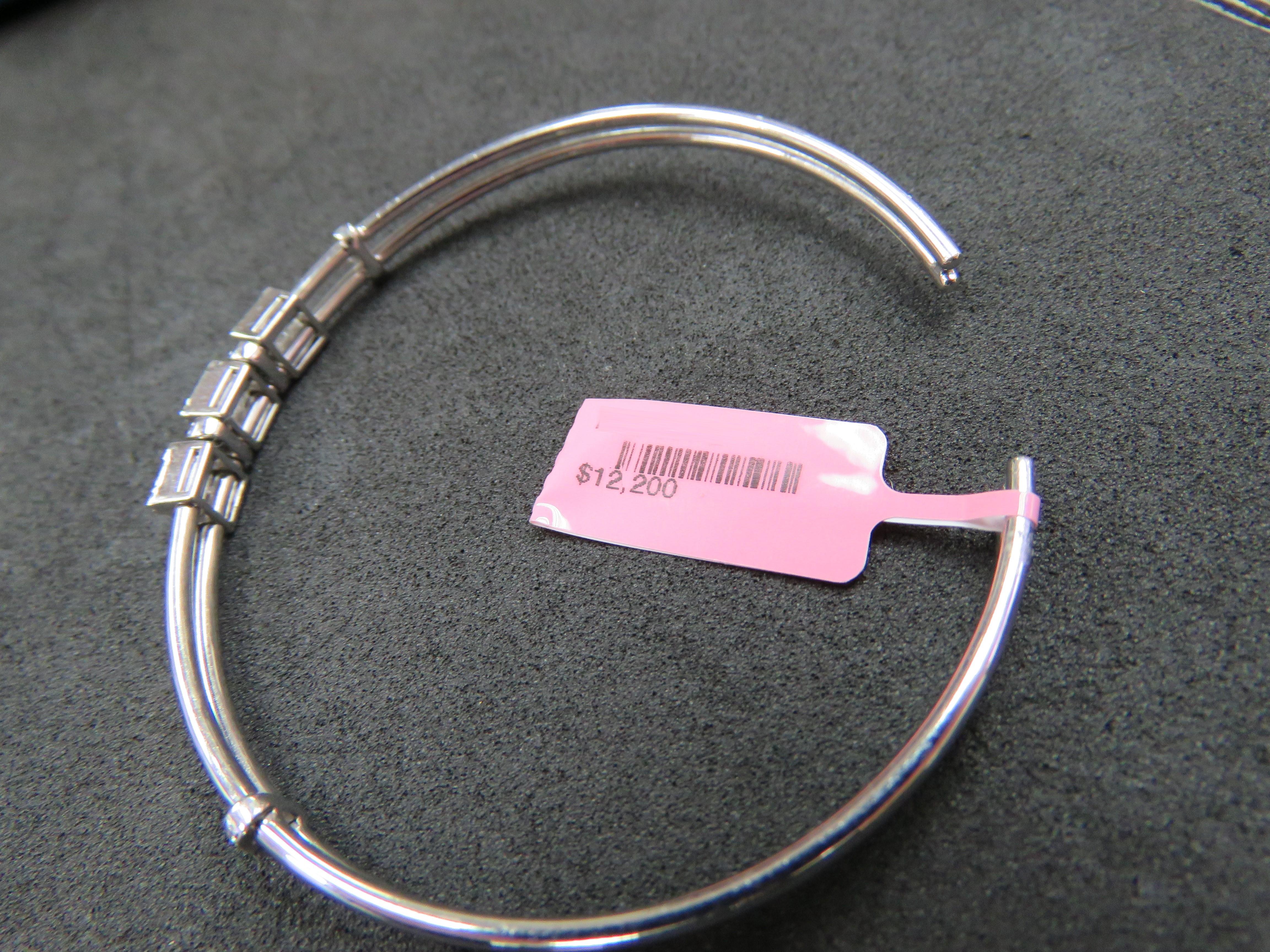 NWT $12, 200 Bracciale in oro 18KT con diamanti baguette e trilioni di fantasia In condizioni Nuovo in vendita a New York, NY