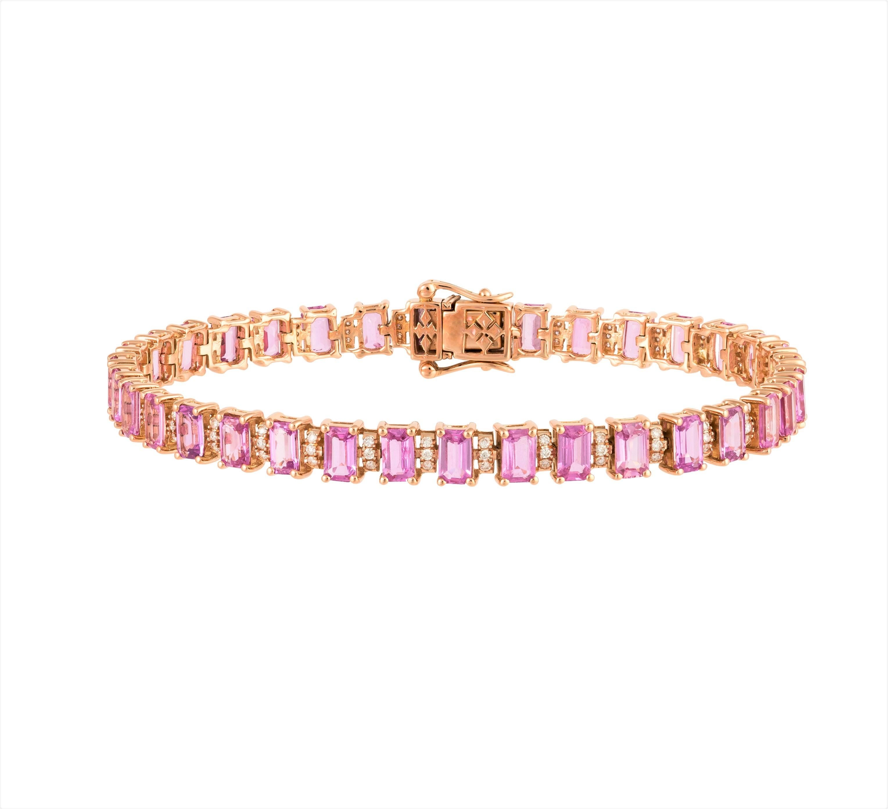 Il seguente articolo che offriamo è questo raro e importante bracciale in oro 18KT, splendido e scintillante, con zaffiri rosa taglio smeraldo e diamanti. Il bracciale contiene circa 11,25 carati di bellissimi zaffiri rosa taglio smeraldo e