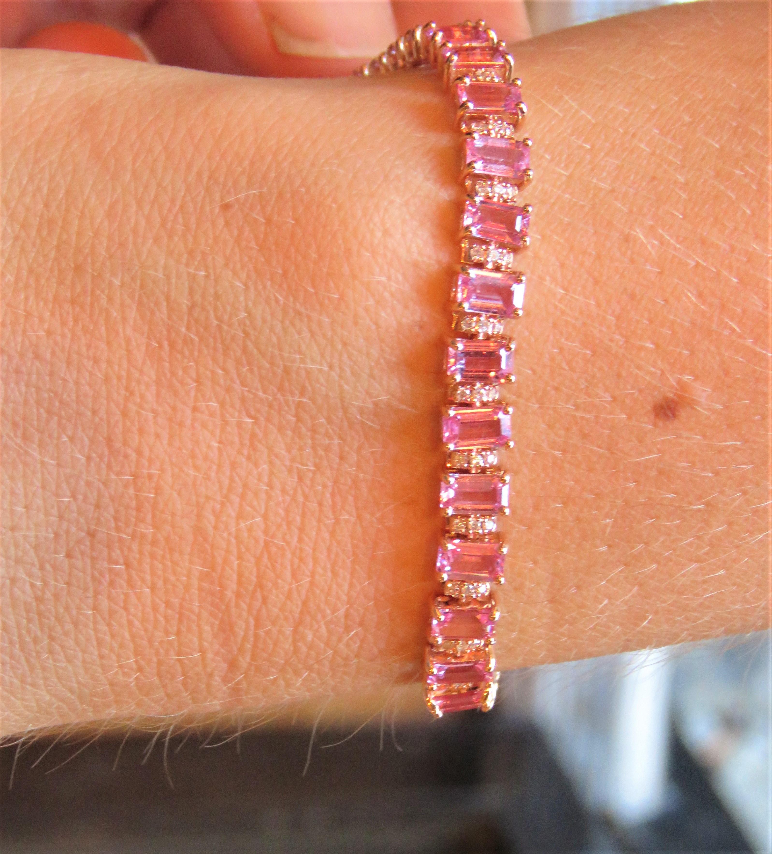 Taglio misto NWT $12, 500 18KT Fancy Large Glittering Fancy Pink Sapphire Diamond Bracelet in vendita