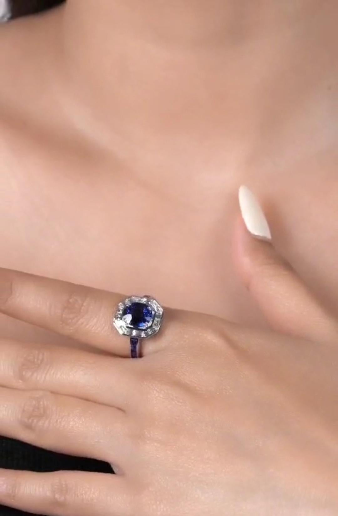 El siguiente artículo que ofrecemos es un Anillo Raro Importante Radiante de Oro de 18 KT con Zafiro Azul Ovalado y Diamantes. El anillo se compone de un zafiro azul rico de corte ovalado de fantasía enmarcado con un halo de diamantes y zafiros de