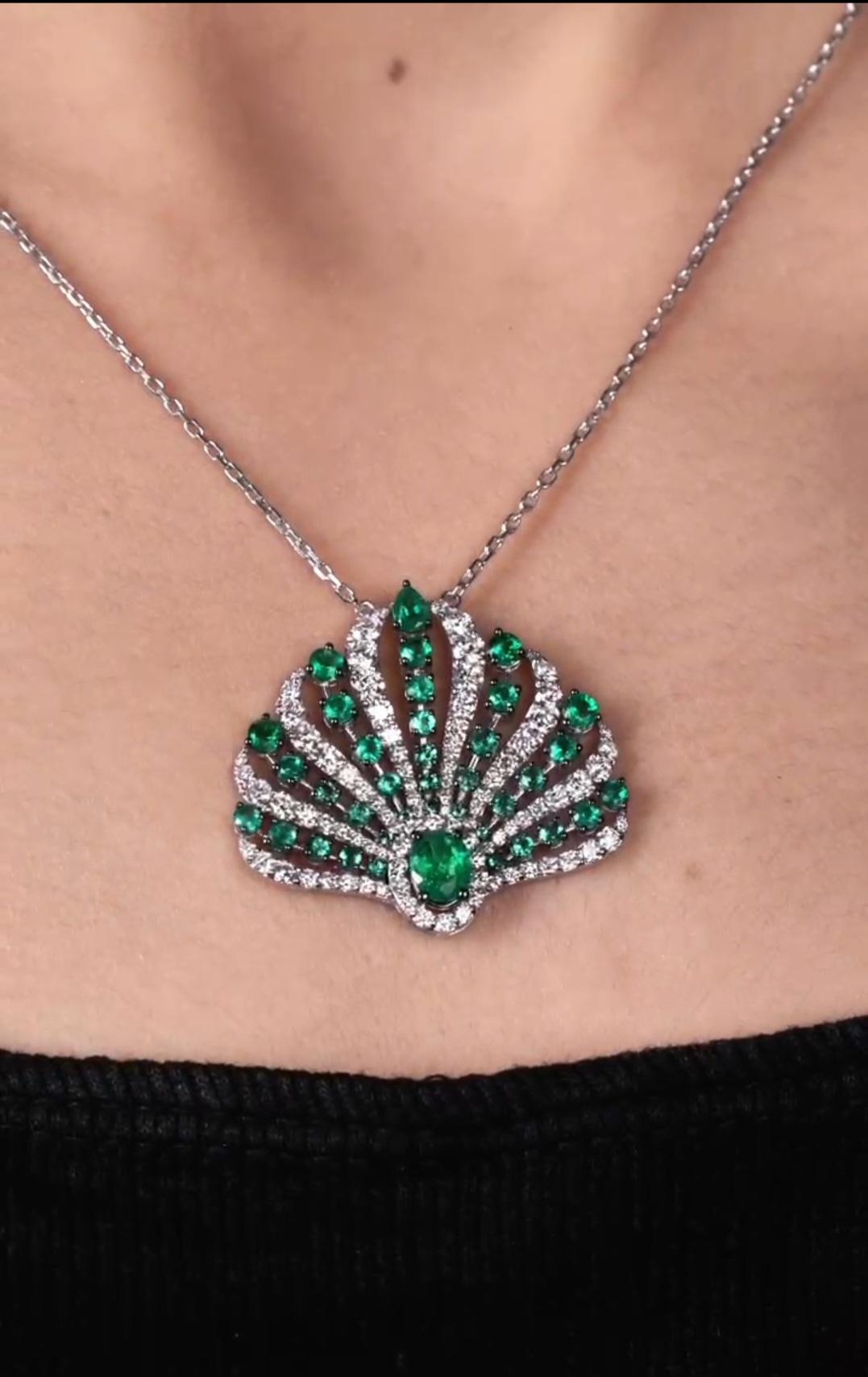 Il seguente articolo che offriamo è una rara e importante collana in oro 18KT con magnifici smeraldi di grandi dimensioni e taglio fantasia, affiancati da raffinati diamanti bianchi scintillanti, a forma di bellissimo pavone! A.I.C. circa 3.50CTS!!!