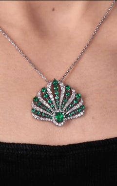 NWT $12, 500 Importante collana di pavoni in oro 18KT con diamante e smeraldo di grandi dimensioni