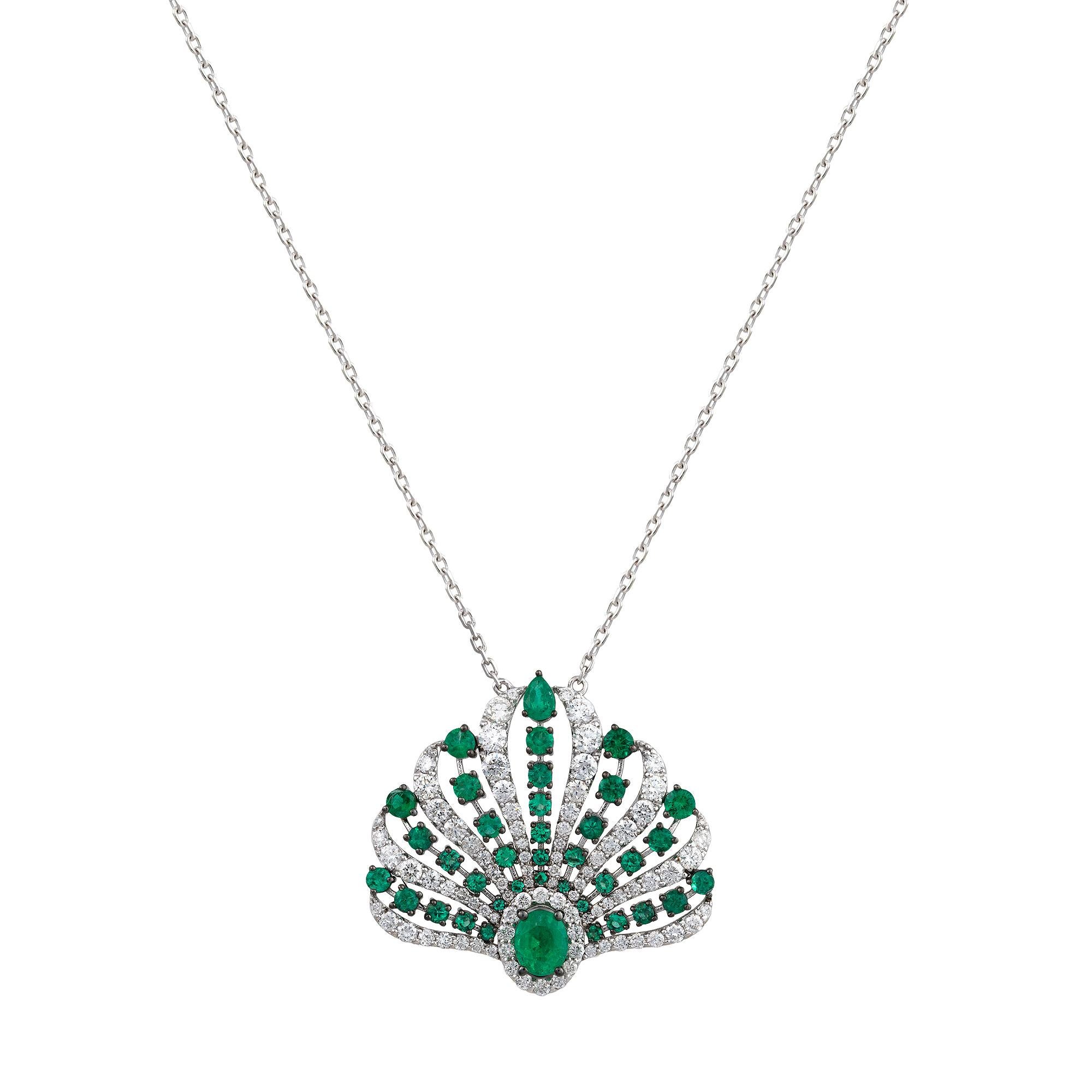 NWT $12, 500 Importante collana di pavoni in oro 18KT con diamante e smeraldo di grandi dimensioni In condizioni Nuovo in vendita a New York, NY
