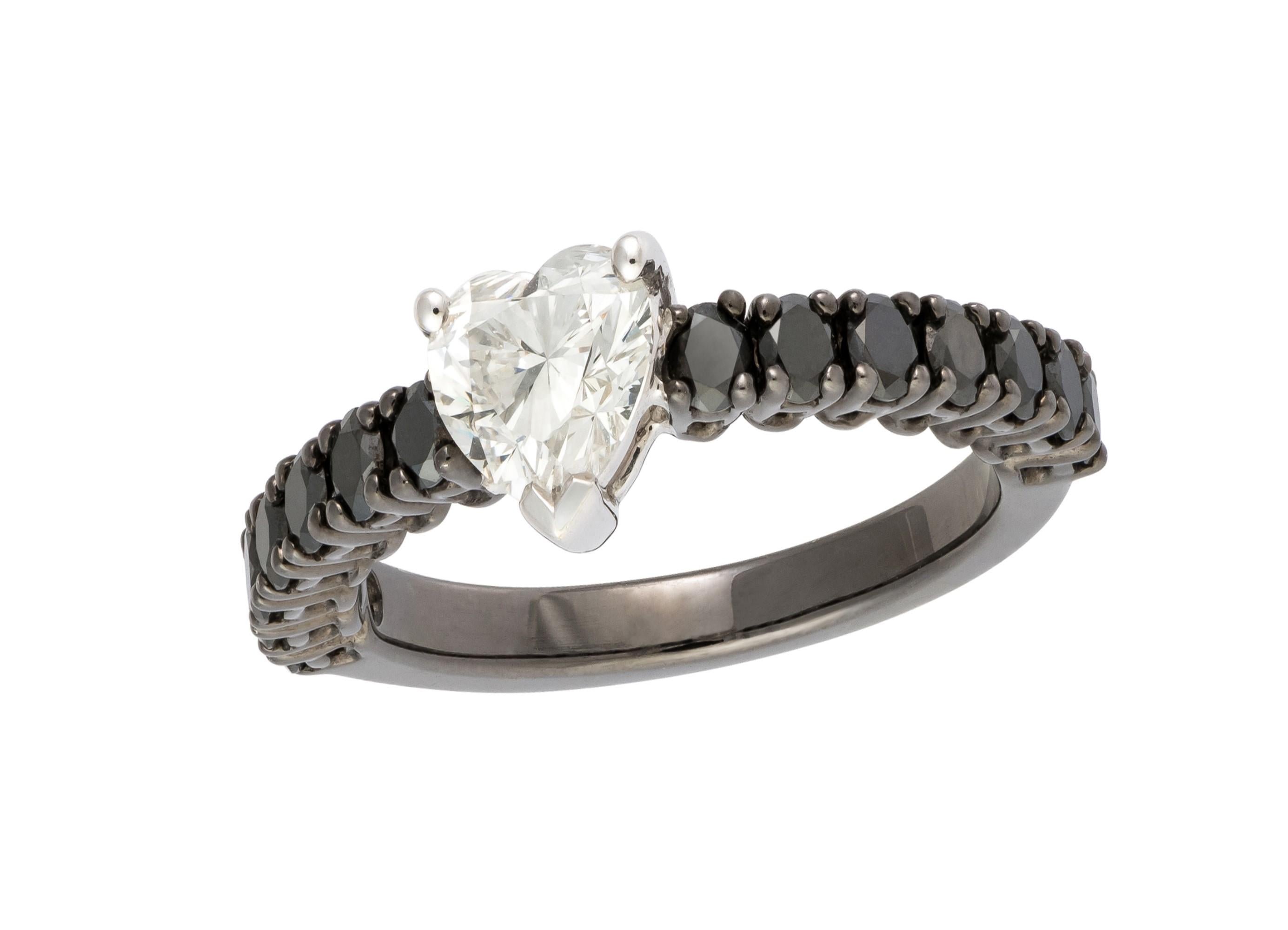 Taille ronde NWT $12, 500 Rare Important 18KT Gold Black Diamond Heart Diamond Ring Band en vente
