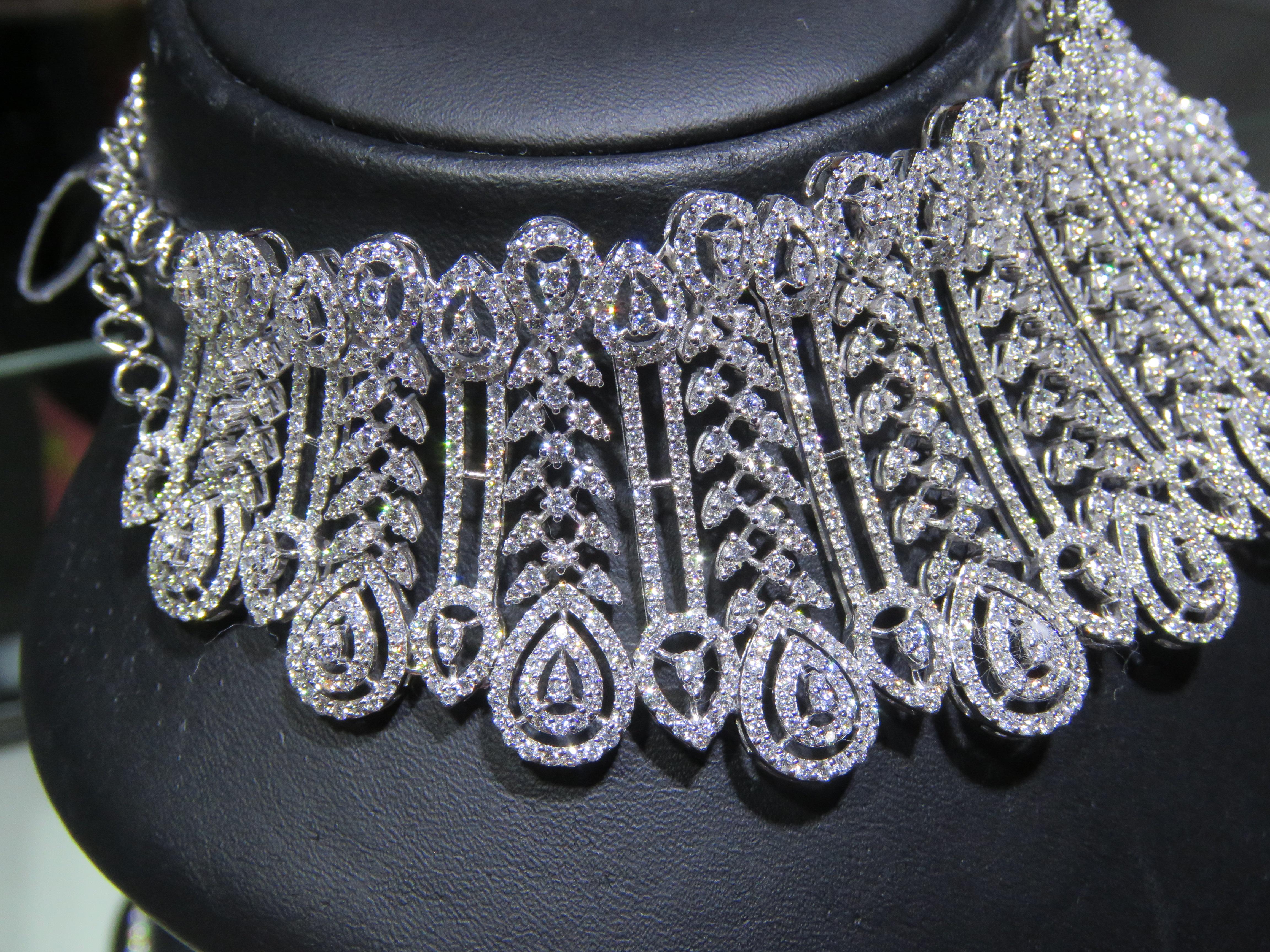NWT $120, 000 Important 18KT Gold 24CT Gorgeous Diamond Floral Choker Necklace In New Condition For Sale In New York, NY