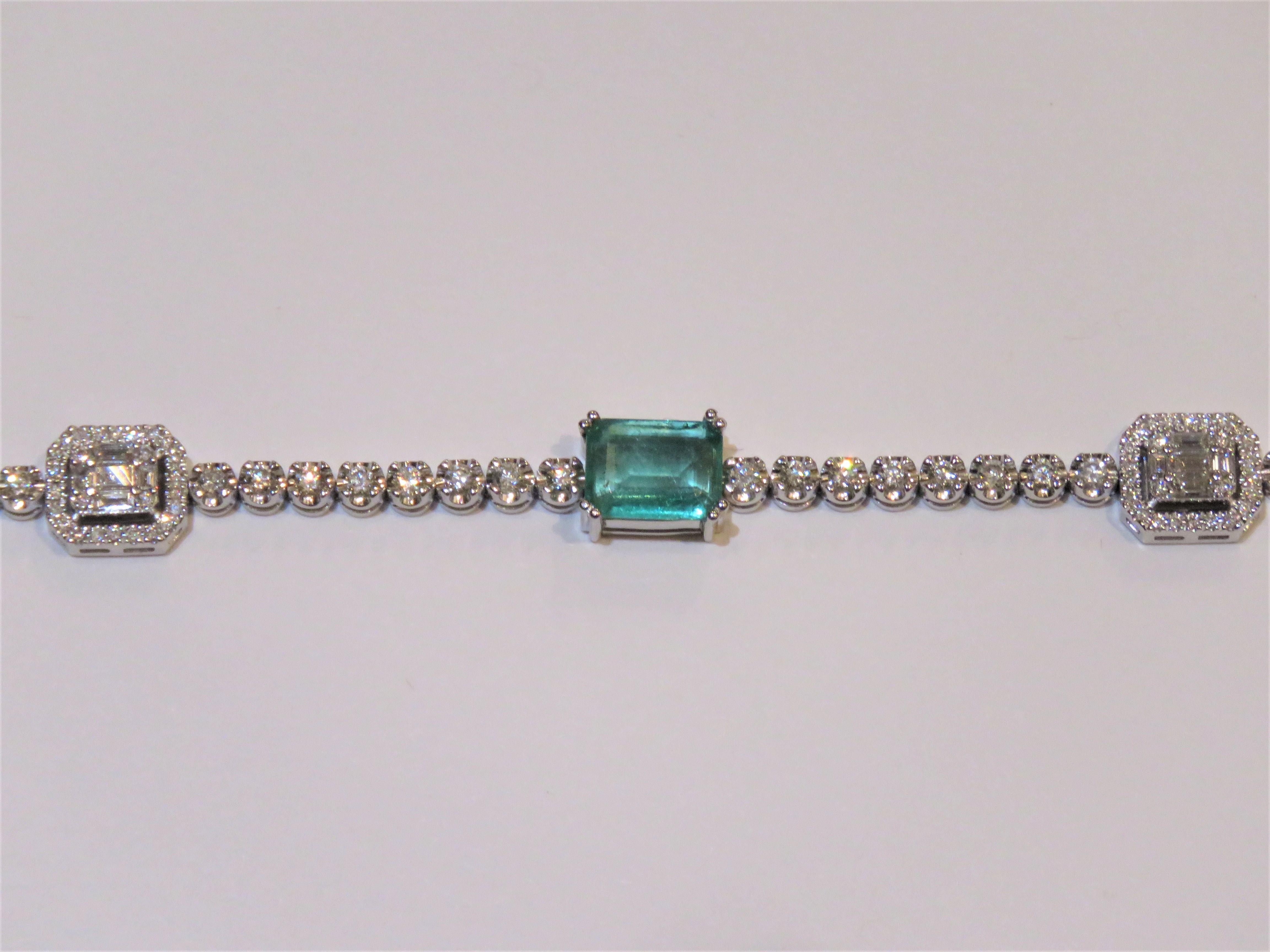 Mixed Cut NWT $12, 000 18KT Fancy Large Glittering Fancy Green Emerald Diamond Bracelet For Sale