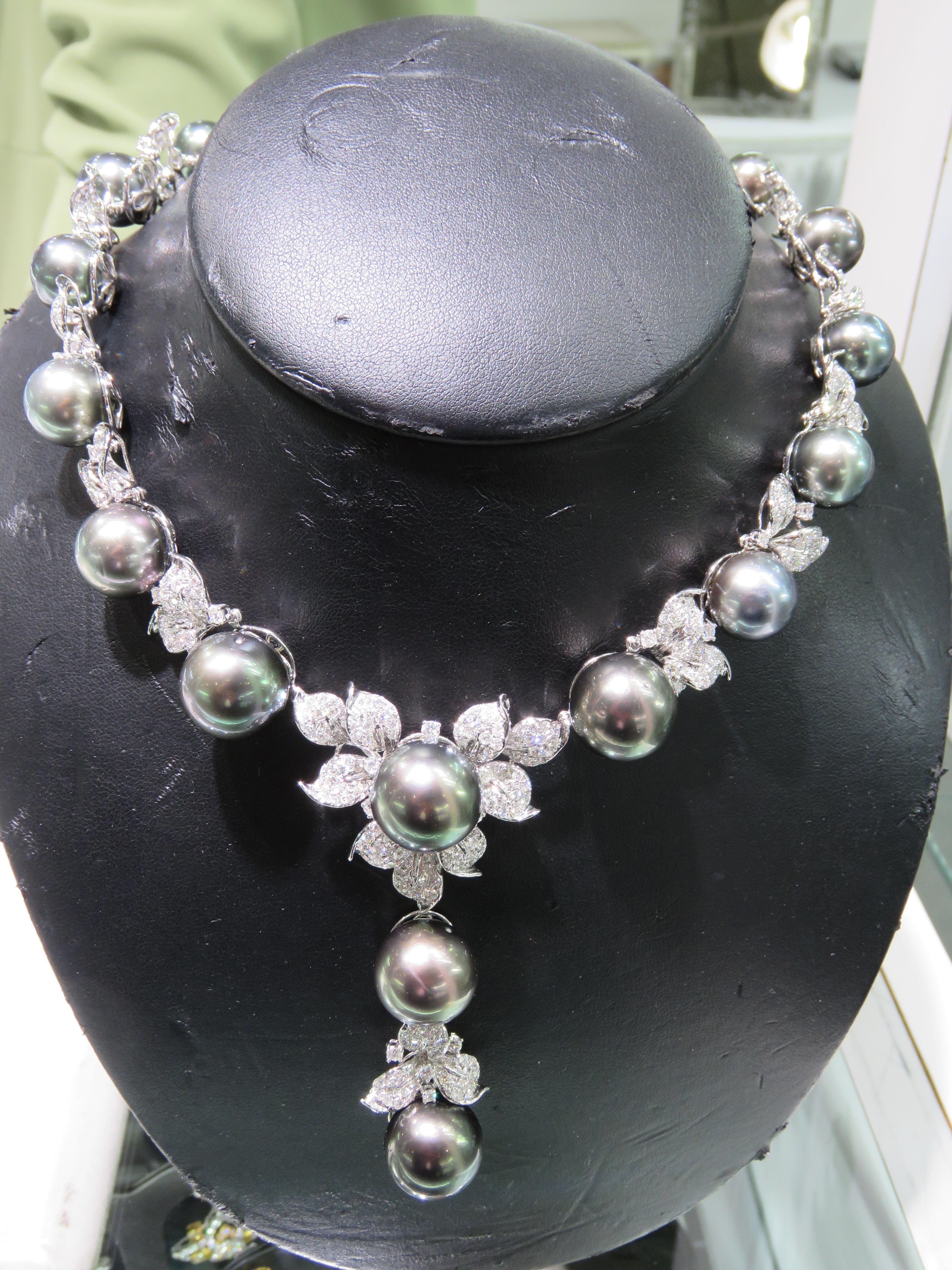 El siguiente artículo que estamos ofreciendo es este collar de diamantes con perlas negras de Tahití de oro de 18 quilates. El collar está compuesto por 19 Magníficas PERLAS TAHITIANAS NEGRAS AA-AAA de 12MM de Alto Brillo que desprenden un Tono
