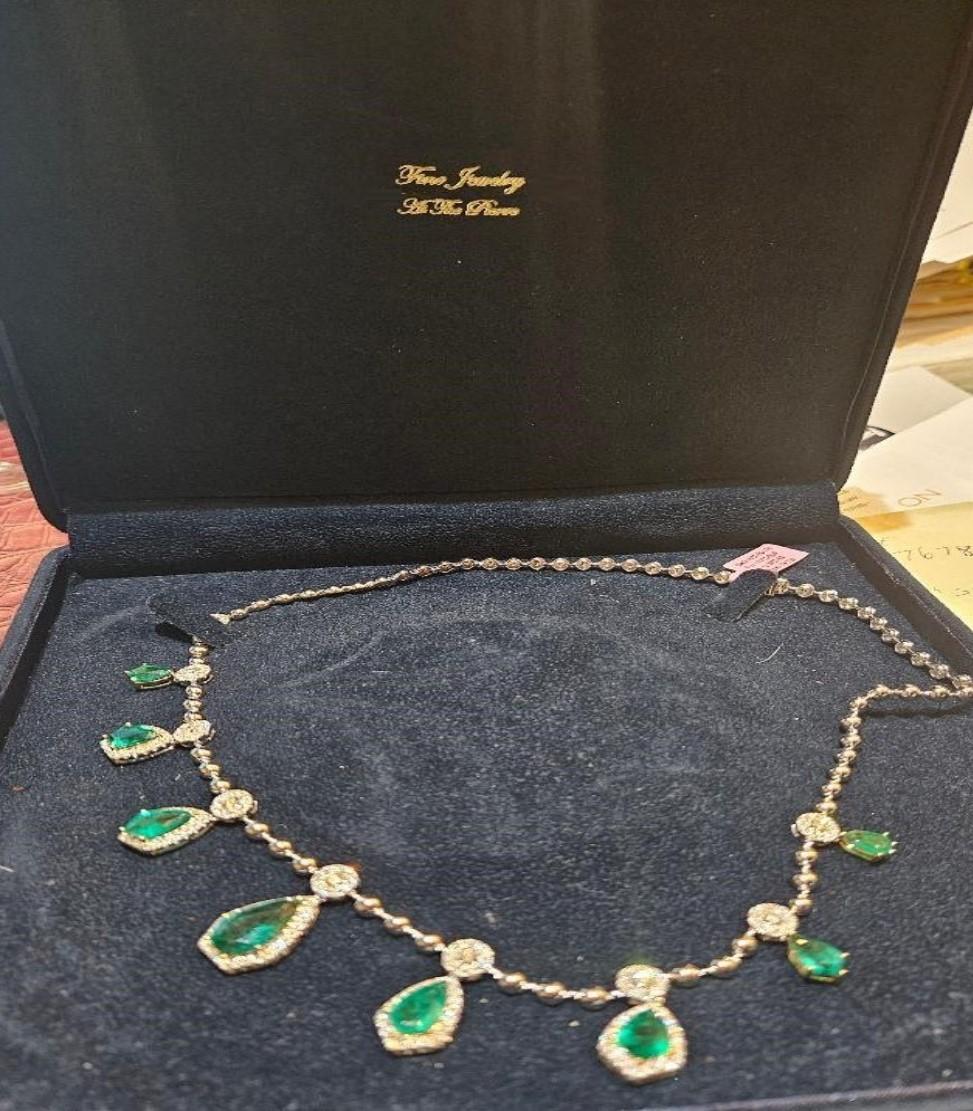 Mixed Cut NWT $124, 490 18KT Gold Fancy Large Emerald Diamond Necklace Taj Pierre Hotel For Sale