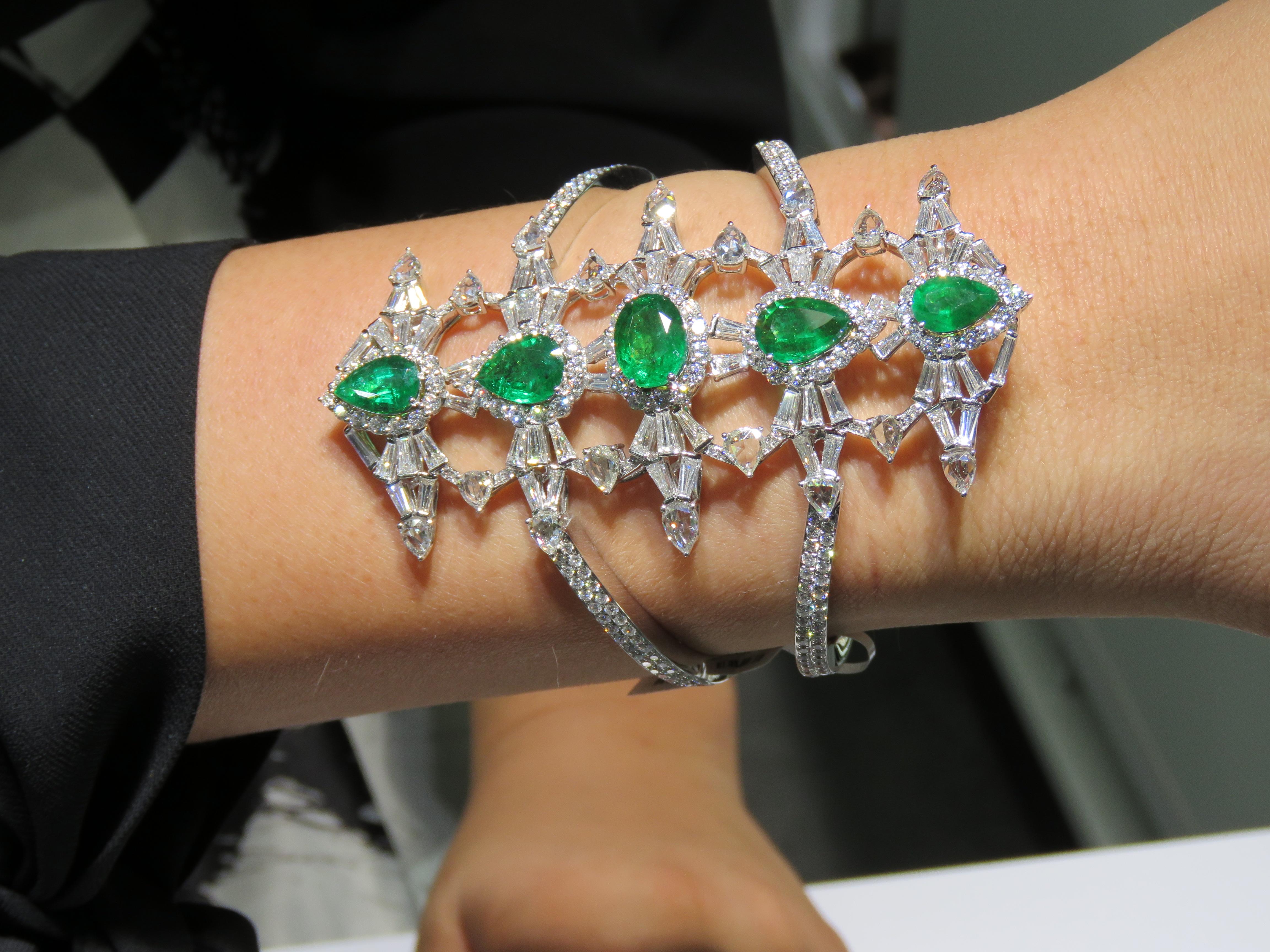 NEU $124, 900 18KT Gold Seltenes wichtiges Fancy 25CT Smaragd-Diamant-Armband, Unikat (Gemischter Schliff) im Angebot