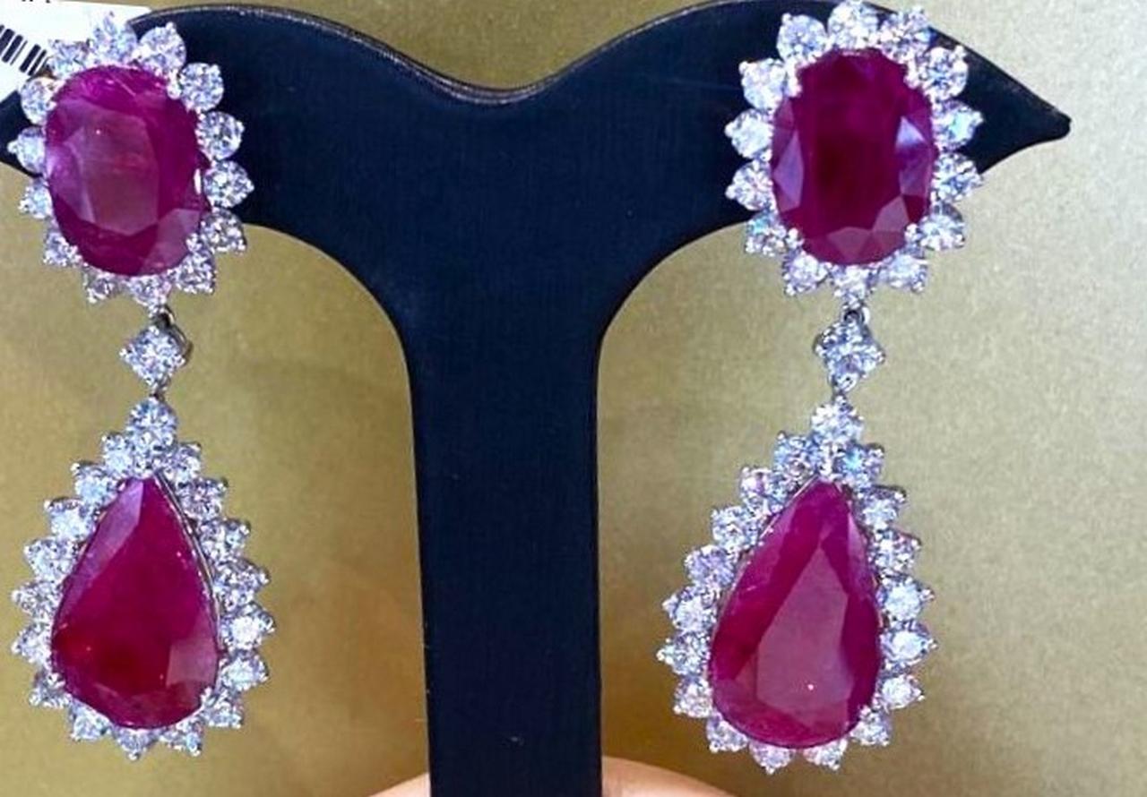 El siguiente artículo que ofrecemos es este Raro Importante Radiante 18KT Oro Gorgeous Glittering and Sparkling Magnífico Fancy Red Ruby Diamond Pendientes. ¡¡¡Los pendientes contienen casi 30CTS de preciosos rubíes y diamantes de talla fantasía!!!