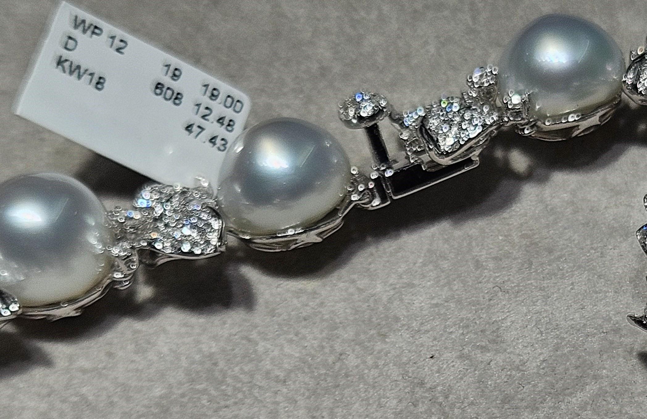 L'article suivant que nous vous proposons est ce magnifique collier de perles et de diamants en or blanc 18KT. Le collier est composé de magnifiques perles de mer du Sud de 19 AA-AAA, d'un grand lustre et d'une teinte éclatante !!! Magnifiquement