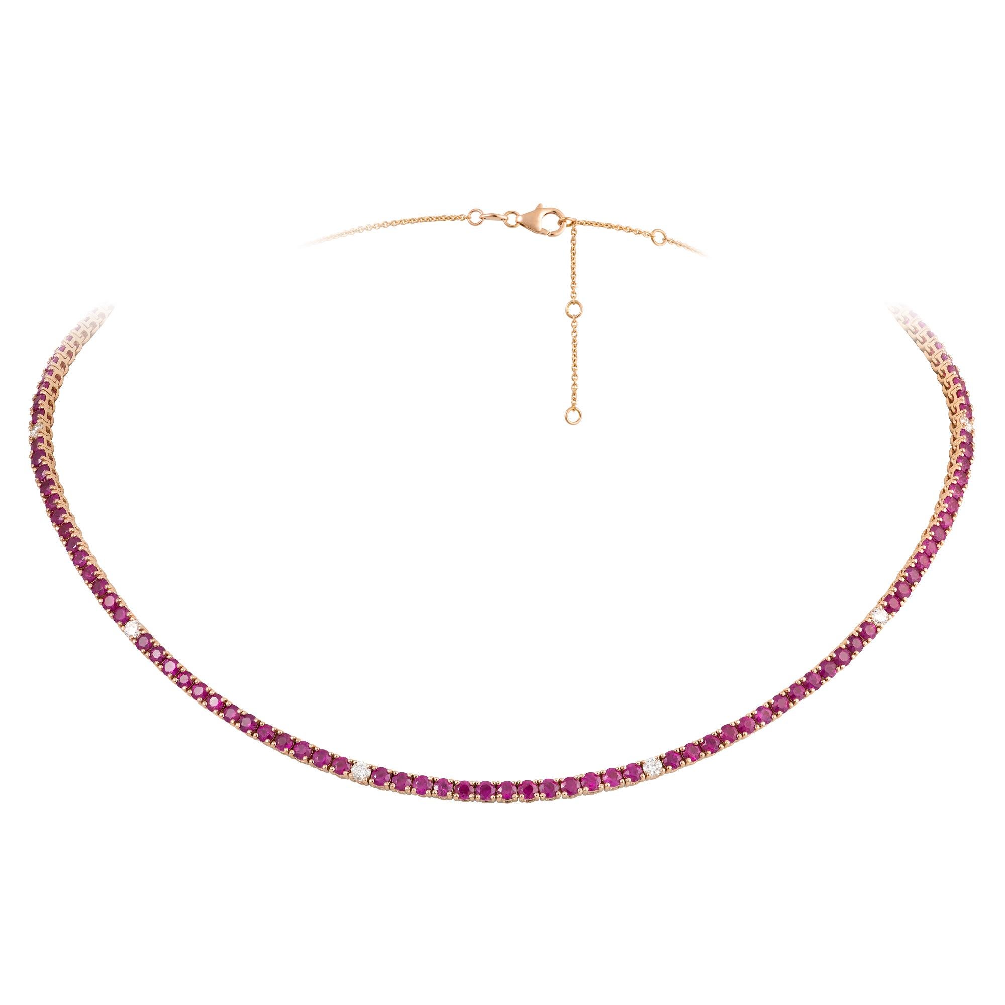Il seguente articolo è un'importante collana regolabile in oro 18KT con diamanti bianchi e rubini rari. La collana è composta da rubini fantasia intrecciati tra loro e da distanziatori di diamanti bianchi. T.C.W. Circa 7CTS!!! Questa splendida